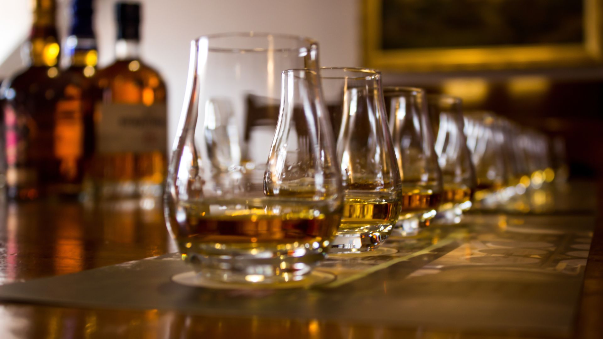 Bộ ly whisky cao cấp trong không gian bàn tiệc hiện đại