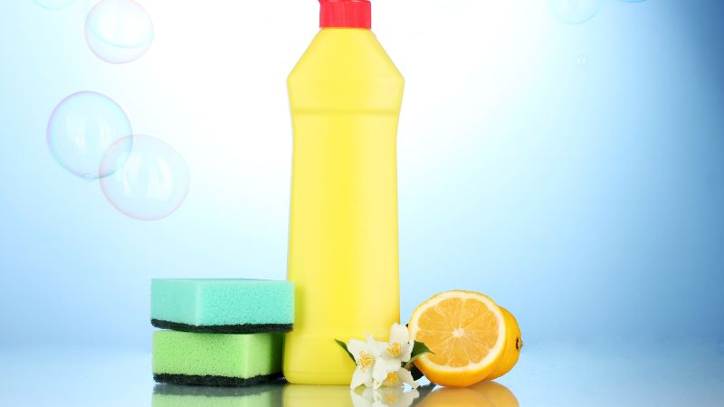 dung chanh va nuoc rua bat de tay vet o vang tren bat dia su trang