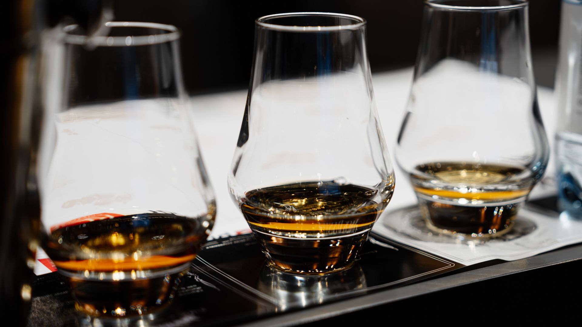 Ly whisky đáy dày sang trọng dùng để thưởng thức rượu 