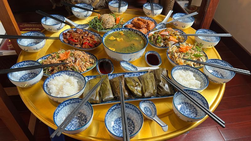 Mâm cơm cúng trong bộ bát đĩa thắp hương sứ họa tiết xanh truyền thống