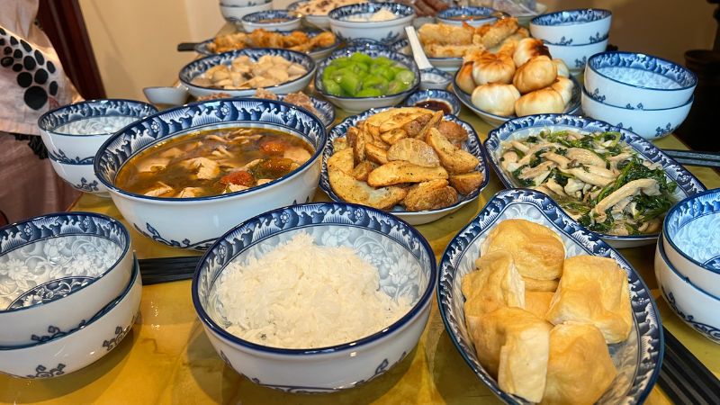 Bộ bát đĩa thắp hương gốm sứ men trắng họa tiết xanh trên mâm cơm cúng gia tiên