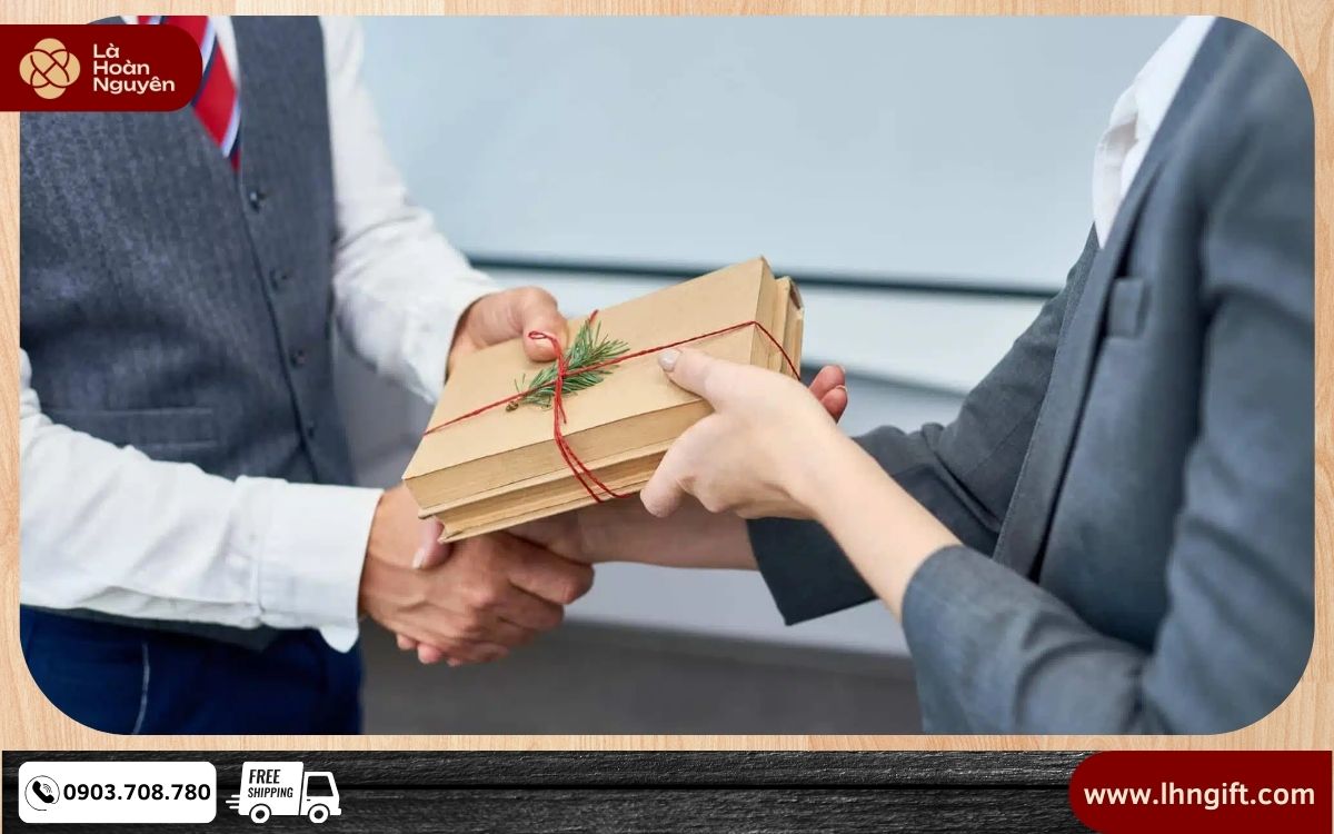 Quà Tặng Cho Khách Hàng Mới: Tạo Ấn Tượng Đầu Tiên Trong Lòng Khách Hàng