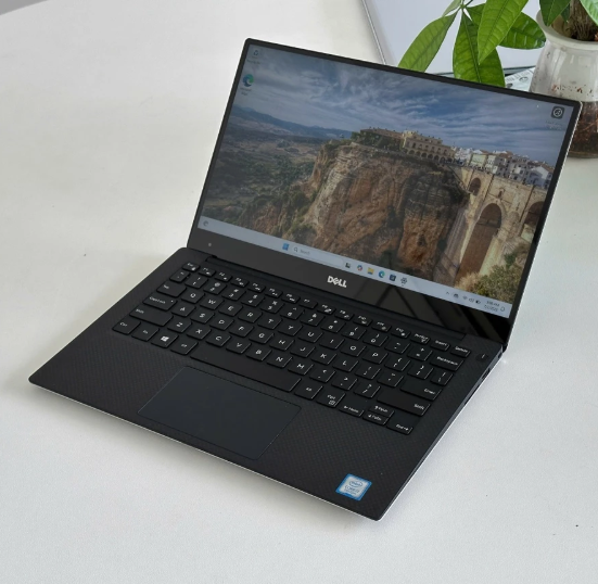 Dell XPS 9360, i7-8550U 1.8GHz, RAM 16GB, SSD 512GB, 13.3" màn hình QHD+ cảm ứng.