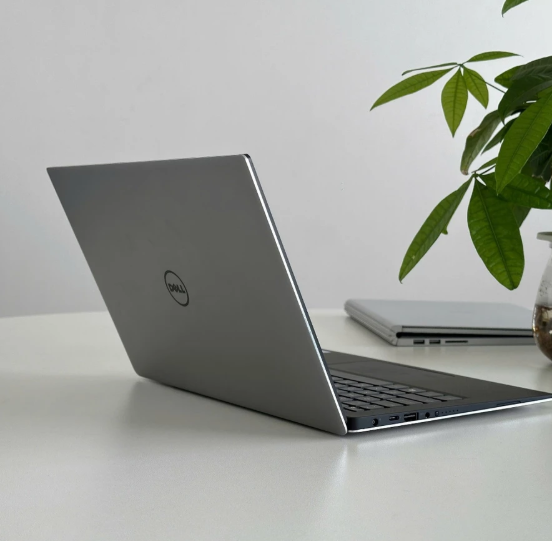 Dell XPS 9360, i7-8550U 1.8GHz, RAM 16GB, SSD 512GB, 13.3" màn hình QHD+ cảm ứng.
