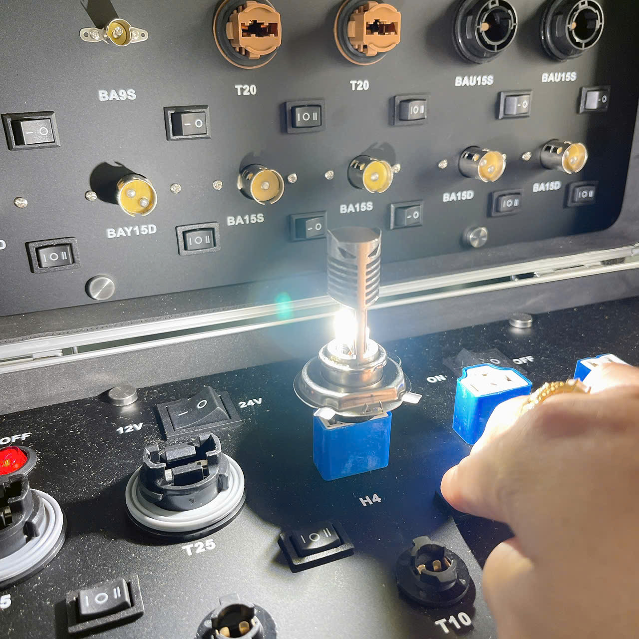 Đèn led chân H4
