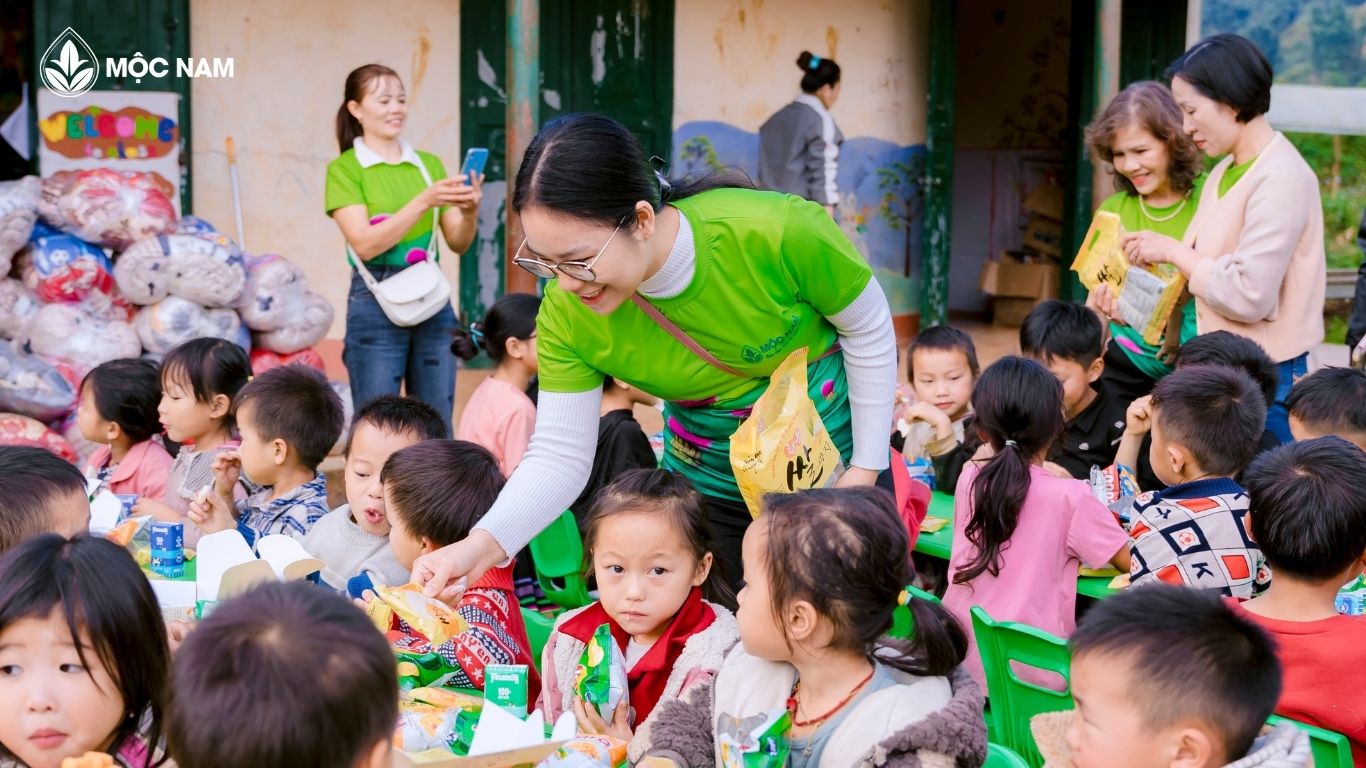 cac-em-be-tai-diem-truong-sa-xeng