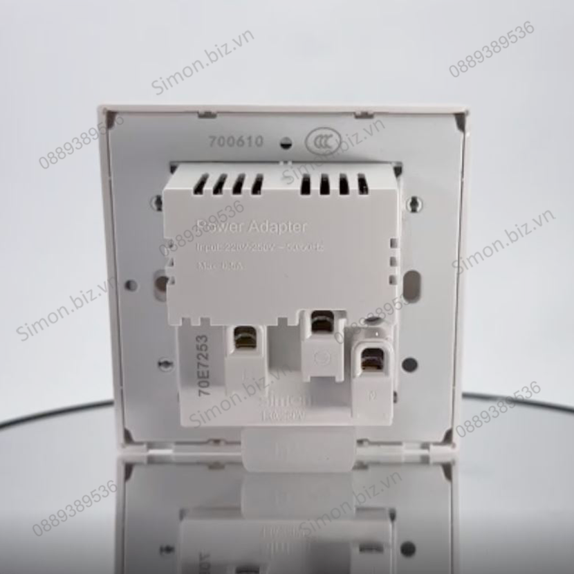 Ổ cắm đa năng kèm công tắc sạc USB Type C và công tắc ổ cắm màu trắng Simon i7 70E7253