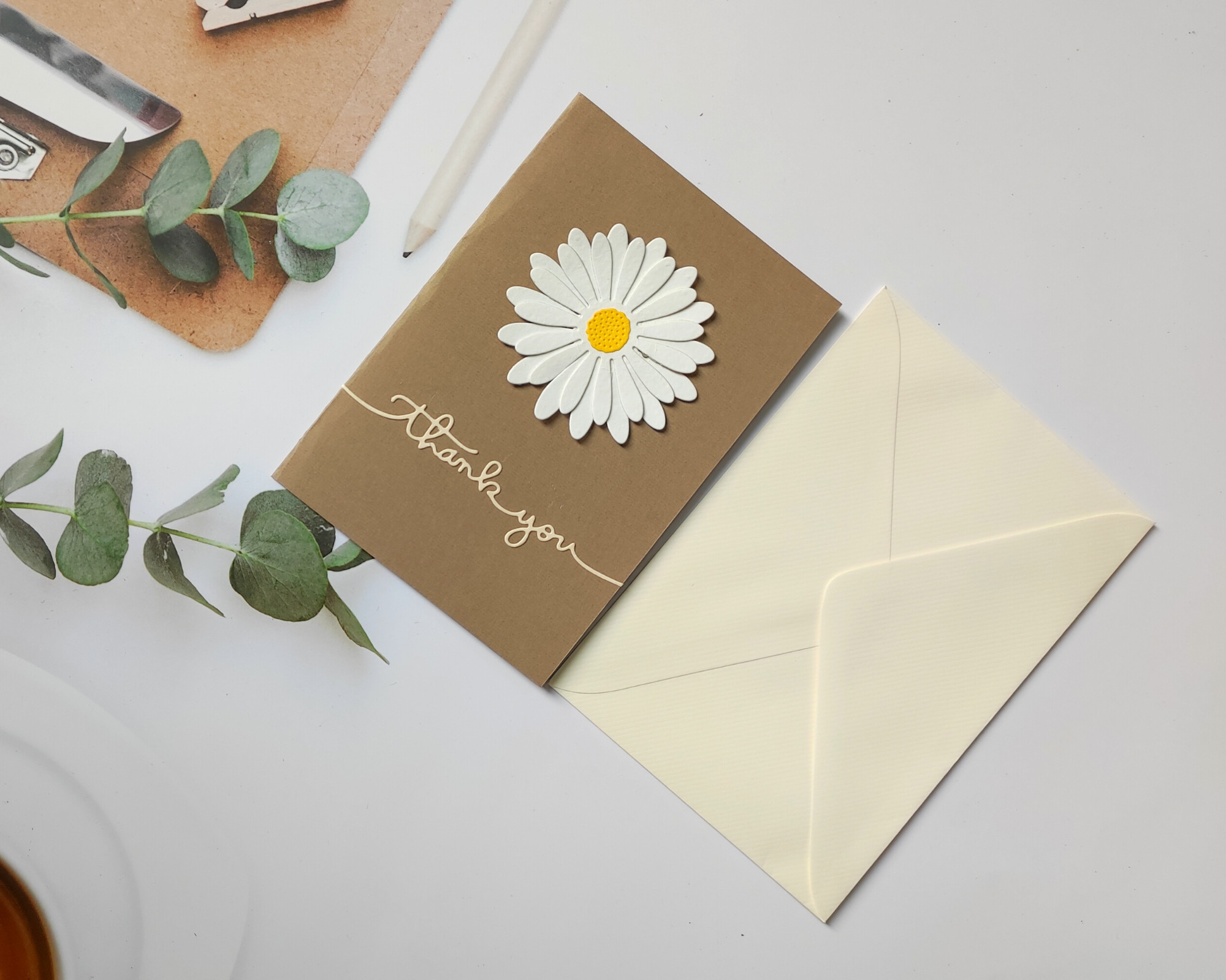 THIỆP HANDMADE HOA CÚC ĐƠN GIẢN NHƯNG KHÔNG KÉM PHẦN THANH LỊCH, SANG TRỌNG T.CRAFT HOUSE