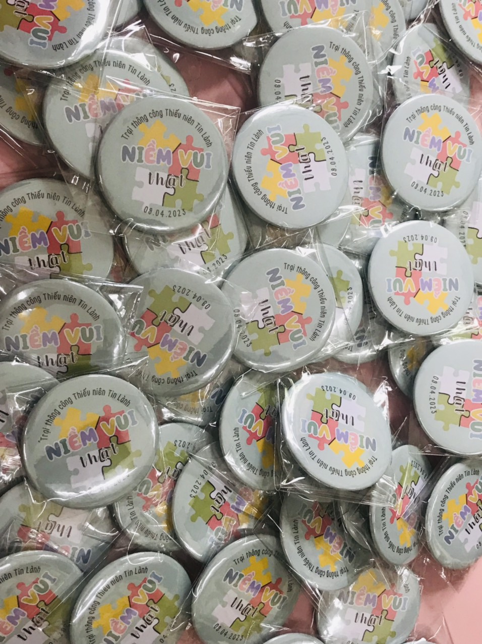 HUY HIỆU IN HÌNH 58MM THEO YÊU CẦU BÙNG NỔ CẢM XÚC VÀ ĐẦY Ý NGHĨA T.CRAFT HOUSE