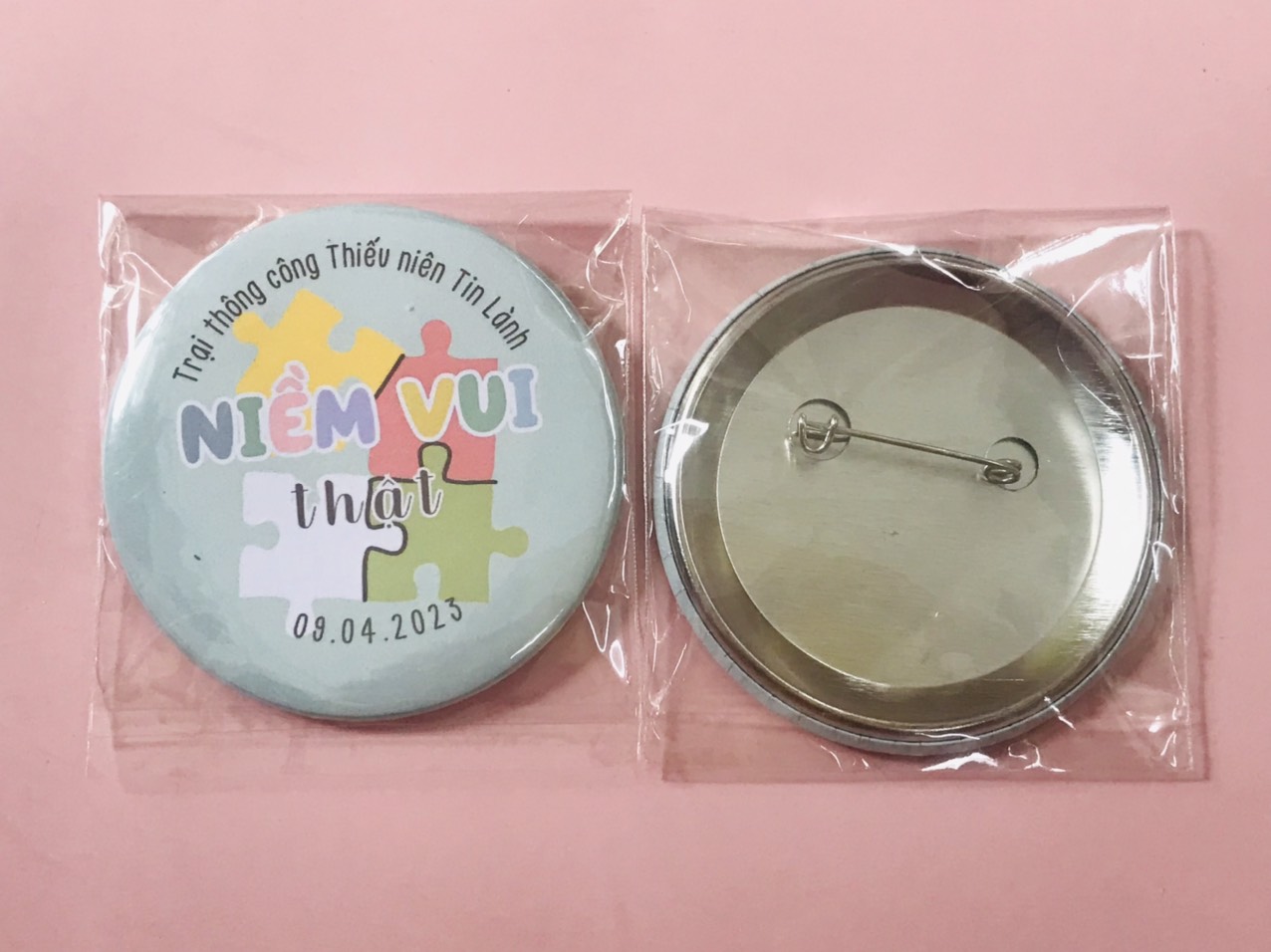 HUY HIỆU IN HÌNH 58MM THEO YÊU CẦU BÙNG NỔ CẢM XÚC VÀ ĐẦY Ý NGHĨA T.CRAFT HOUSE