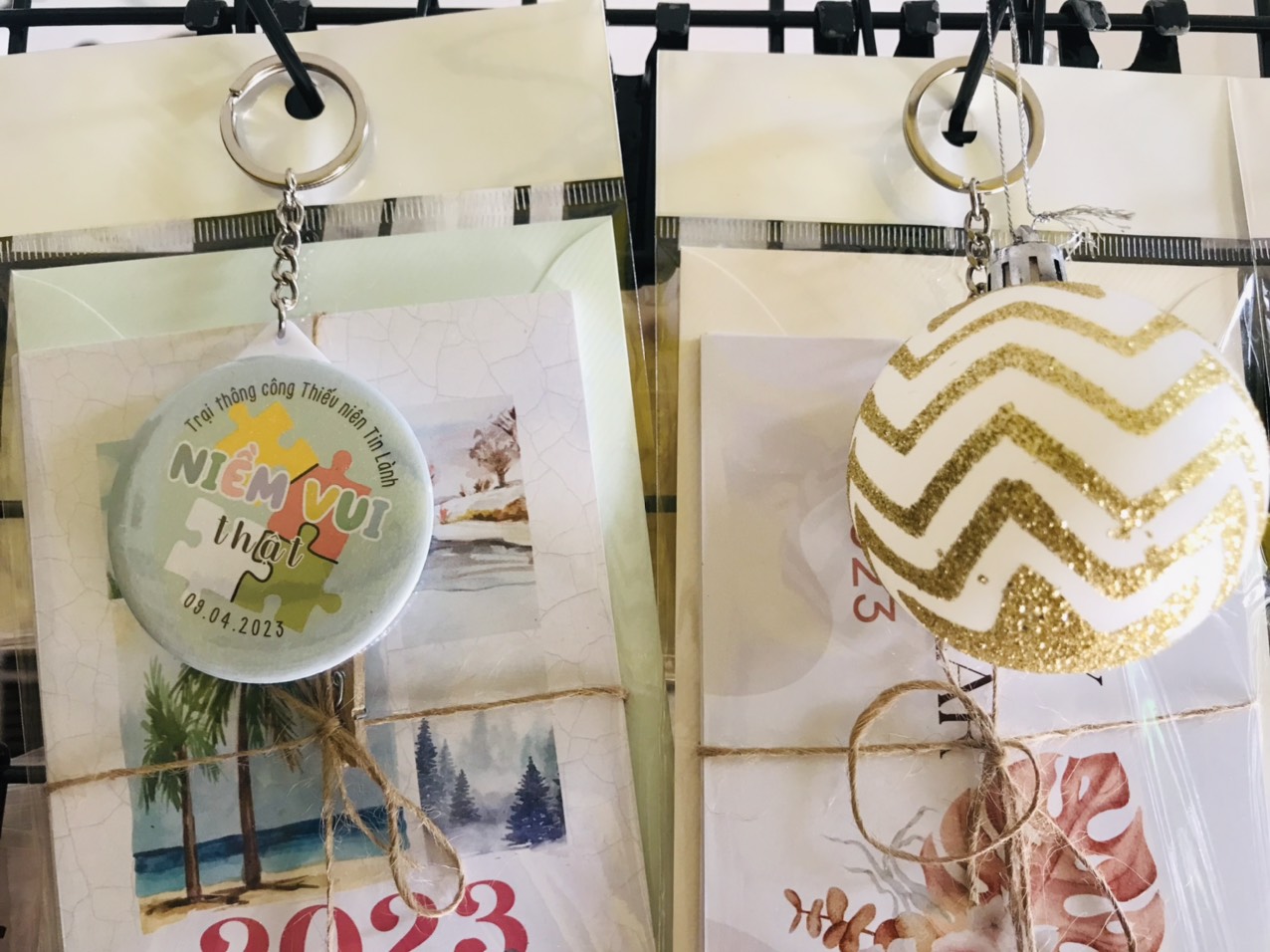 MÓC KHÓA TRÒN 58MM IN HÌNH THEO YÊU CẦU BÙNG NỔ CẢM XÚC VÀ ĐẦY Ý NGHĨA T.CRAFT HOUSE