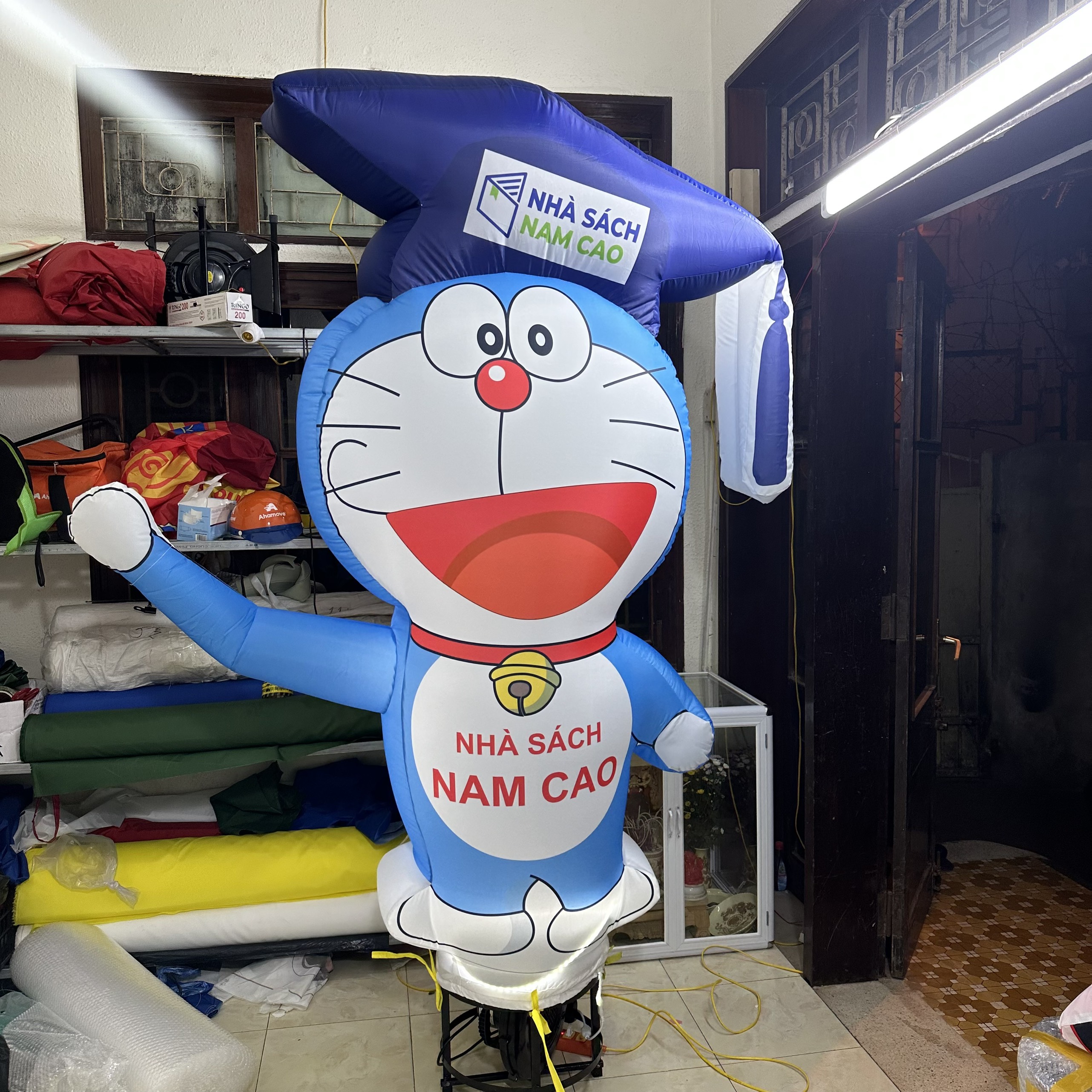 Rối Hơi Doremon vẫy tay quảng cáo Nhà Sách