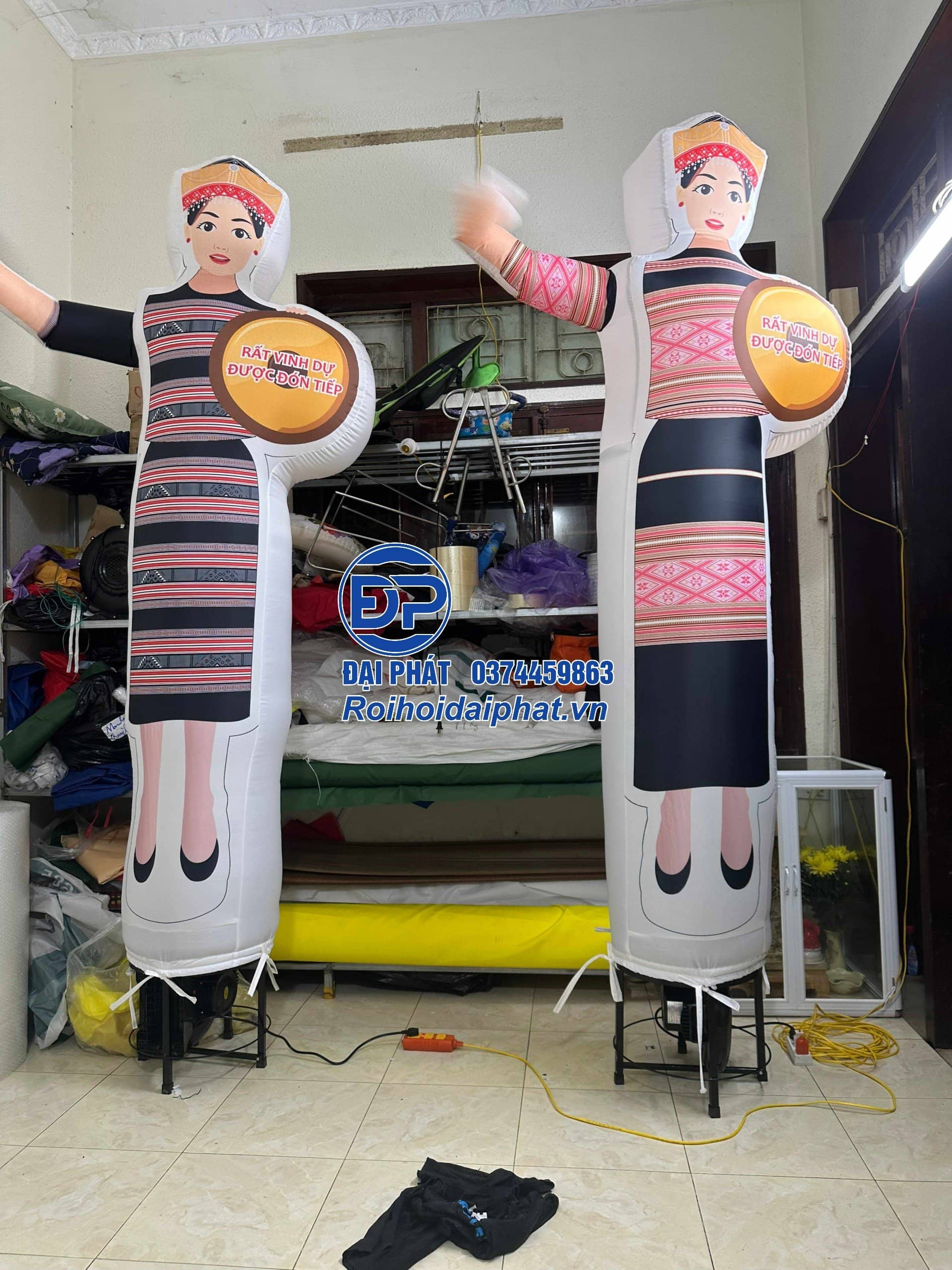 Rối Hơi Cô Gái Thái vẫy tay quảng cáo cửa hàng thực phẩm