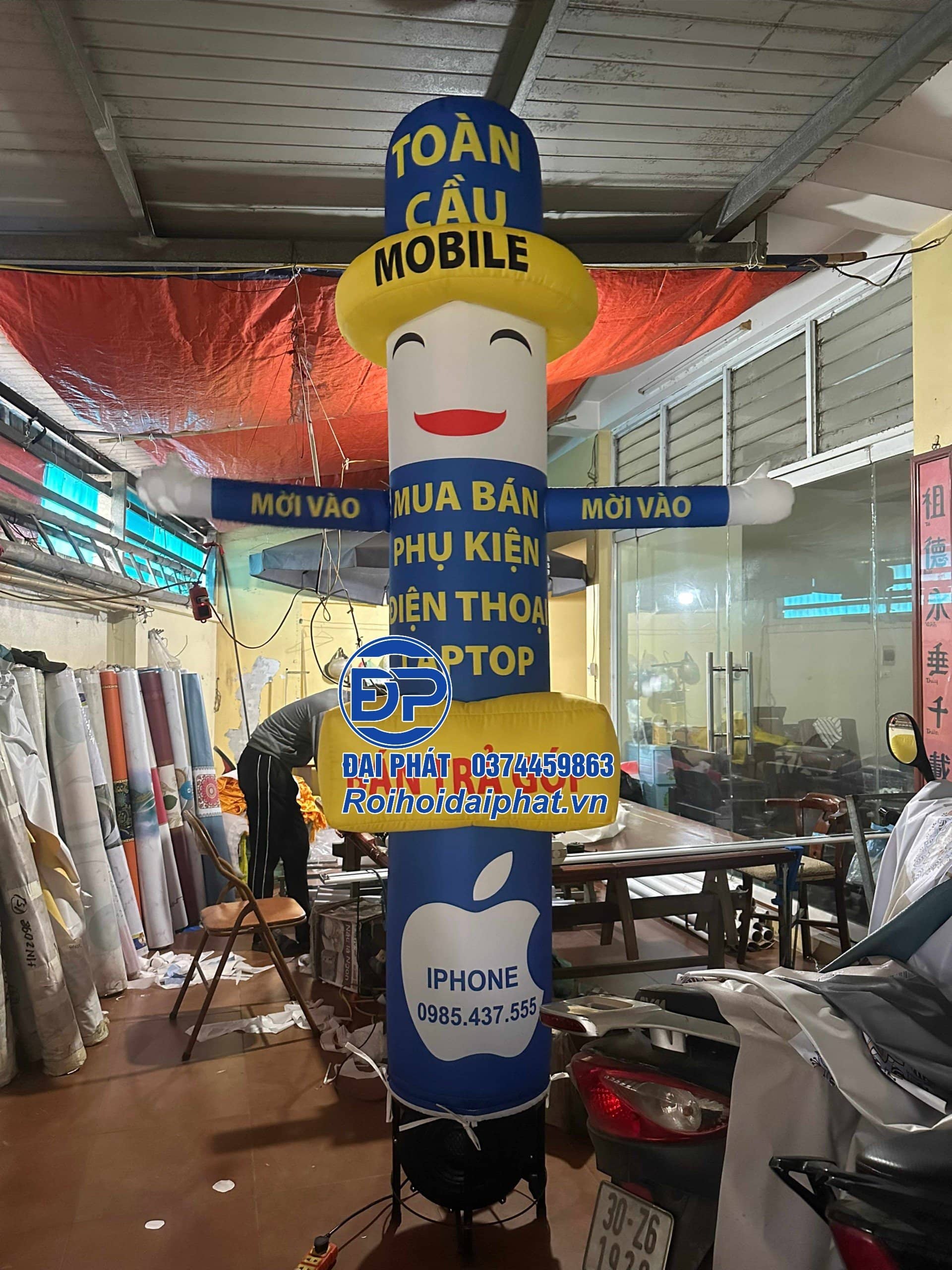 Rối Hơi vẫy tay quảng cáo cửa hàng Điện Thoại