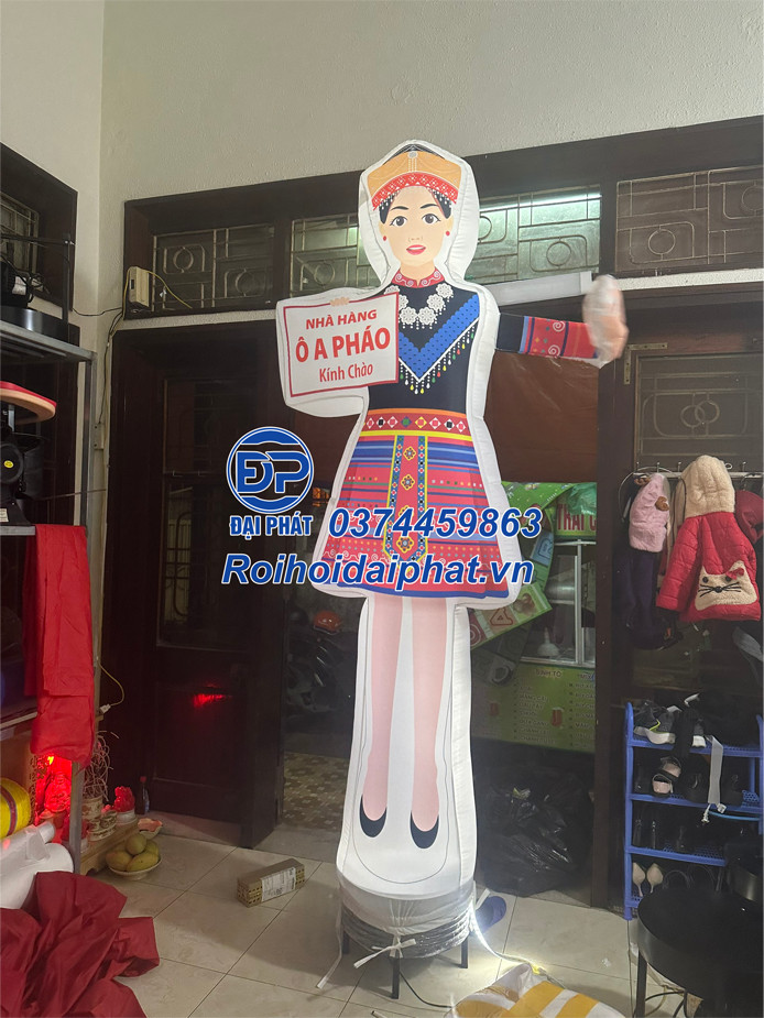 Rối Hơi Cô Gái Thái vẫy tay quảng cáo cửa hàng thực phẩm