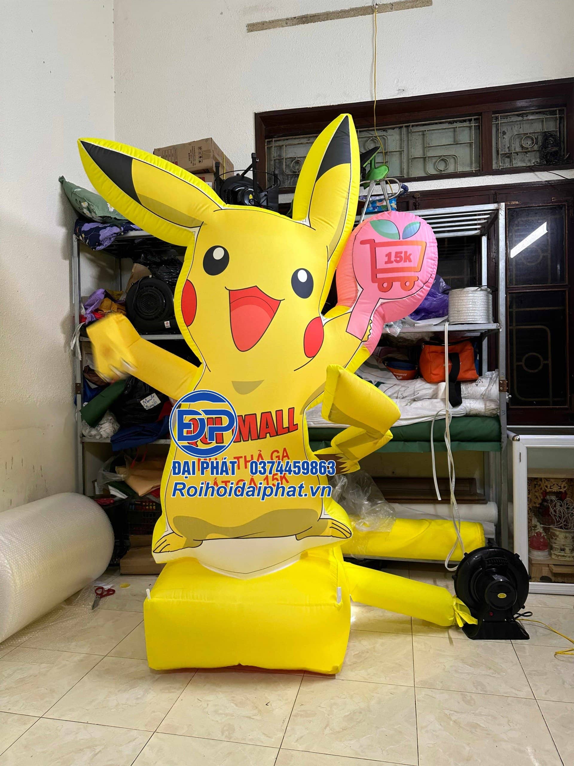 Rối Hơi Pikachu vẫy tay quảng cáo cửa hàng