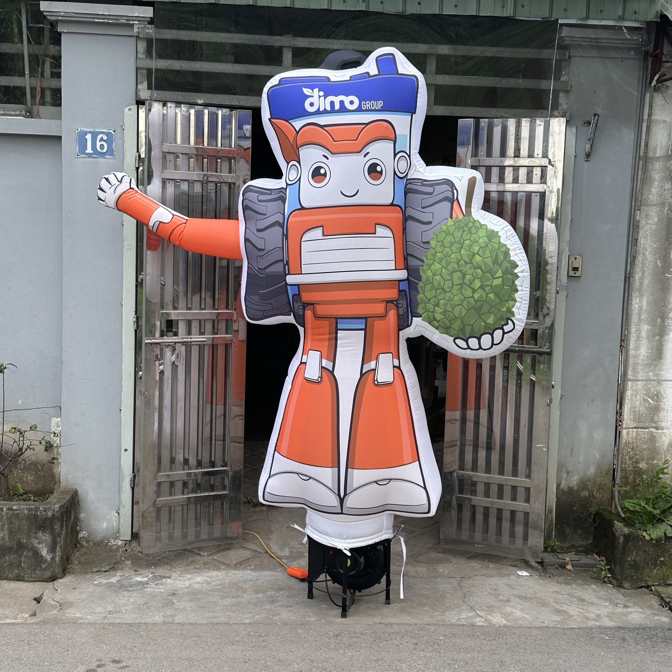 Rối Hơi vẫy tay quảng cáo Cửa Hàng Sầu Riêng