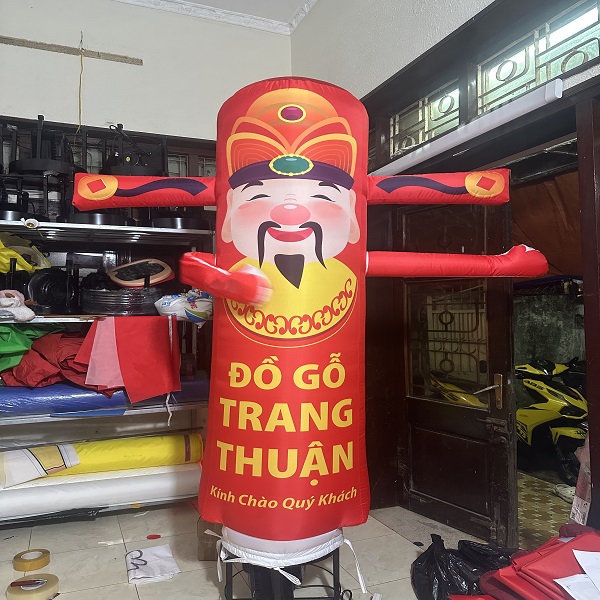 Rối Hơi Thần Tài vẫy tay quảng cáo cửa hàng đồ gỗ