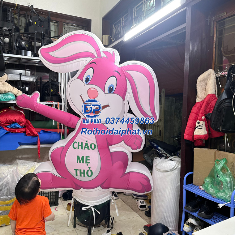 Rối Hơi Thỏ vẫy tay quảng cáo cửa hàng mẹ bé