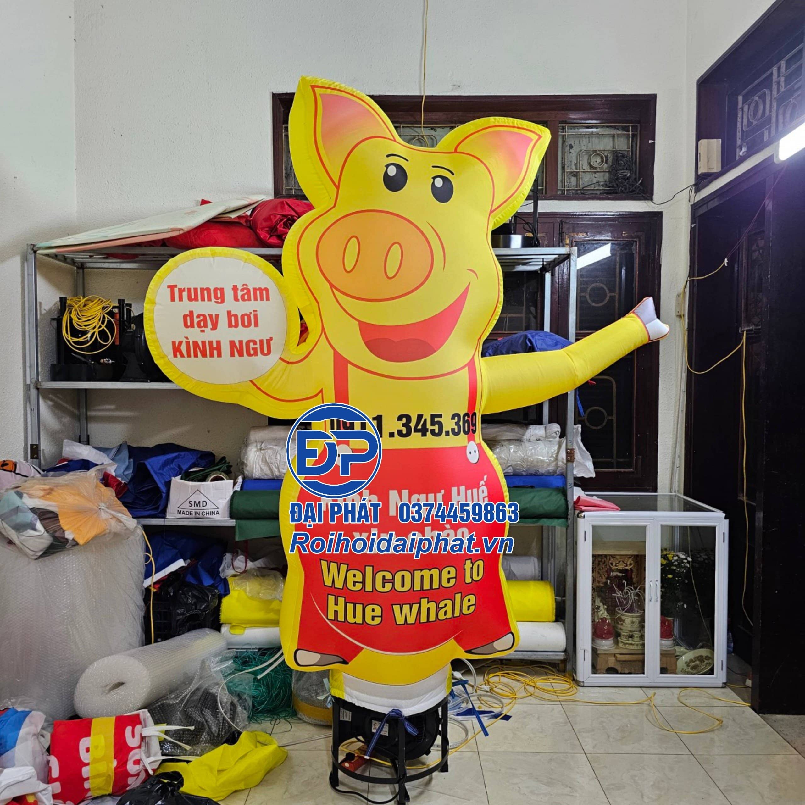 Rối Hơi vẫy tay quảng cáo cửa hàng Nông Sản