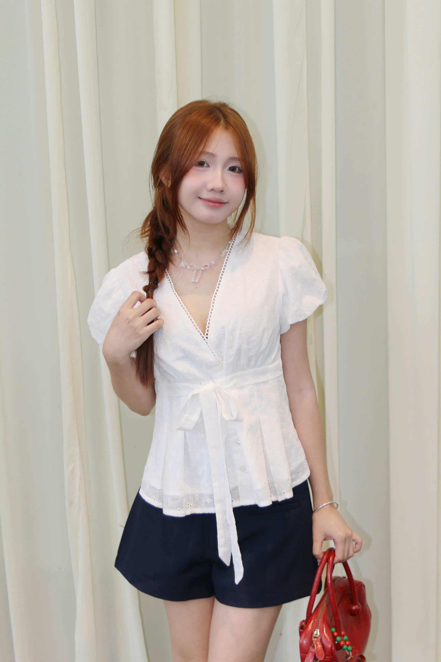 A29988 - Áo cổ V xô thêu hoa tay bi nơ ngực