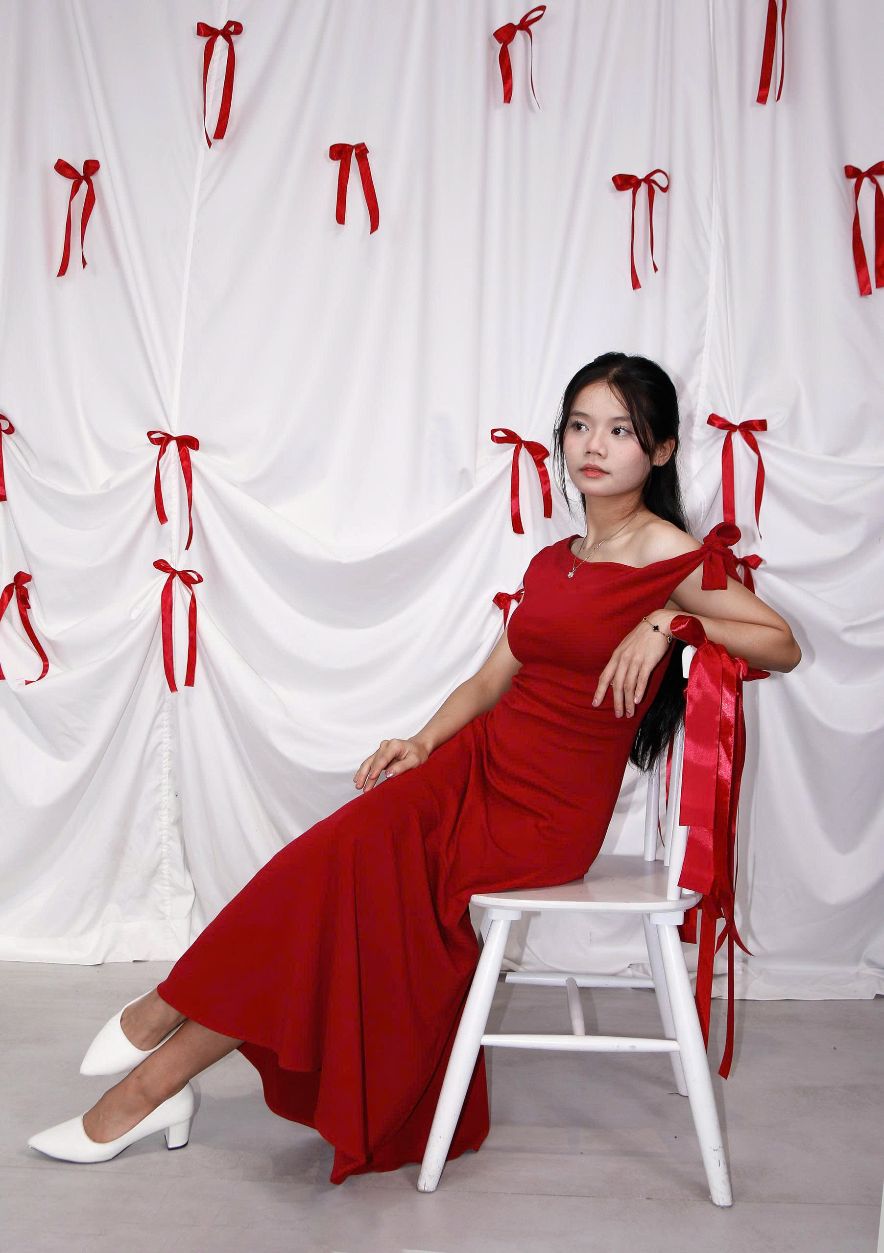 D6136 - D dài trễ vai thêu Palais