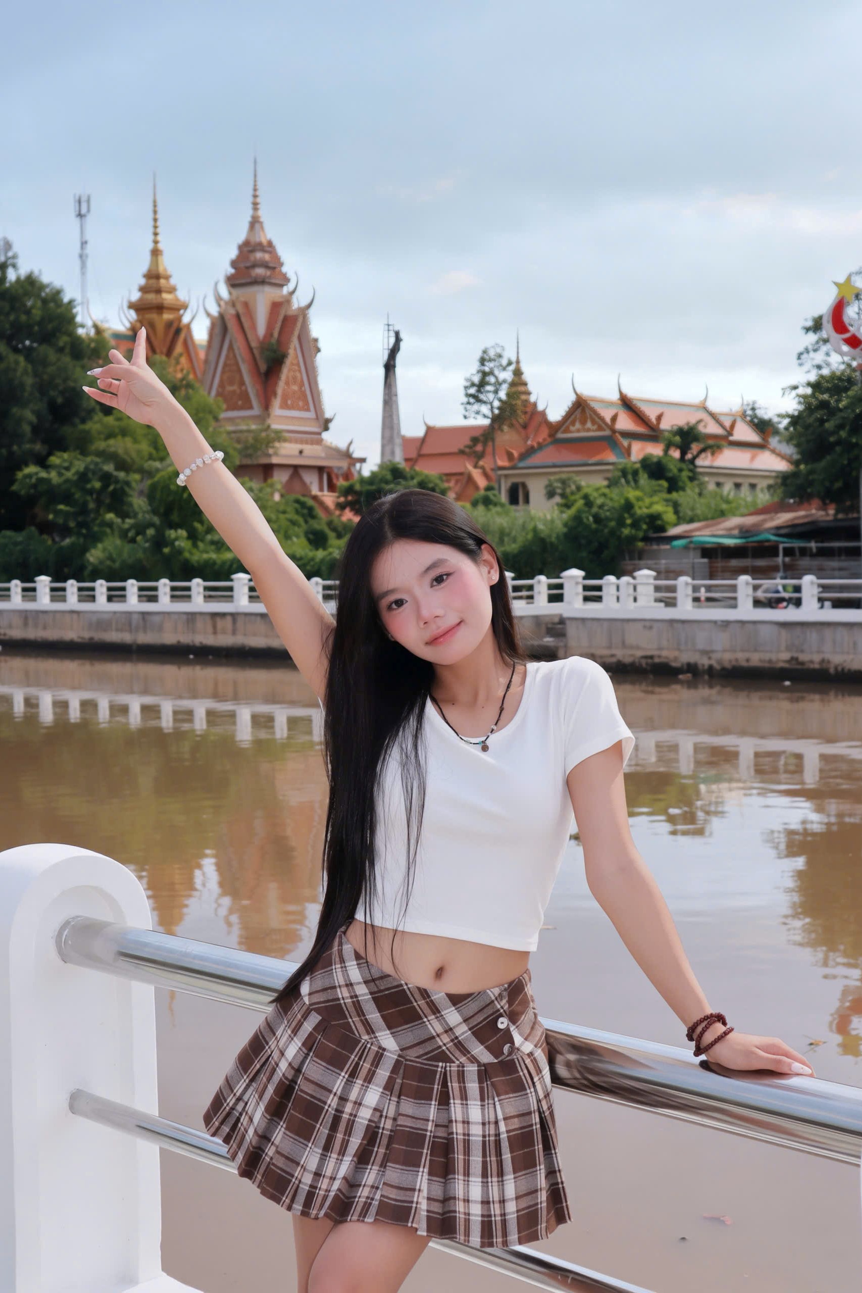V4134- 	Váy ngắn xếp li caro phối nút
