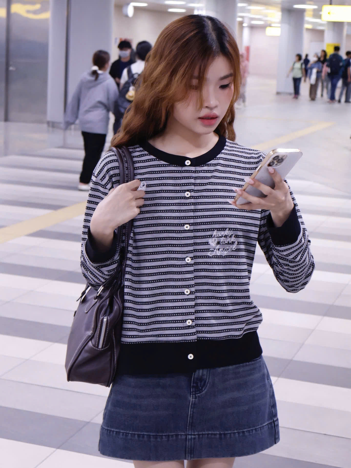 A29202 - A Cardigan sọc thêu Angel