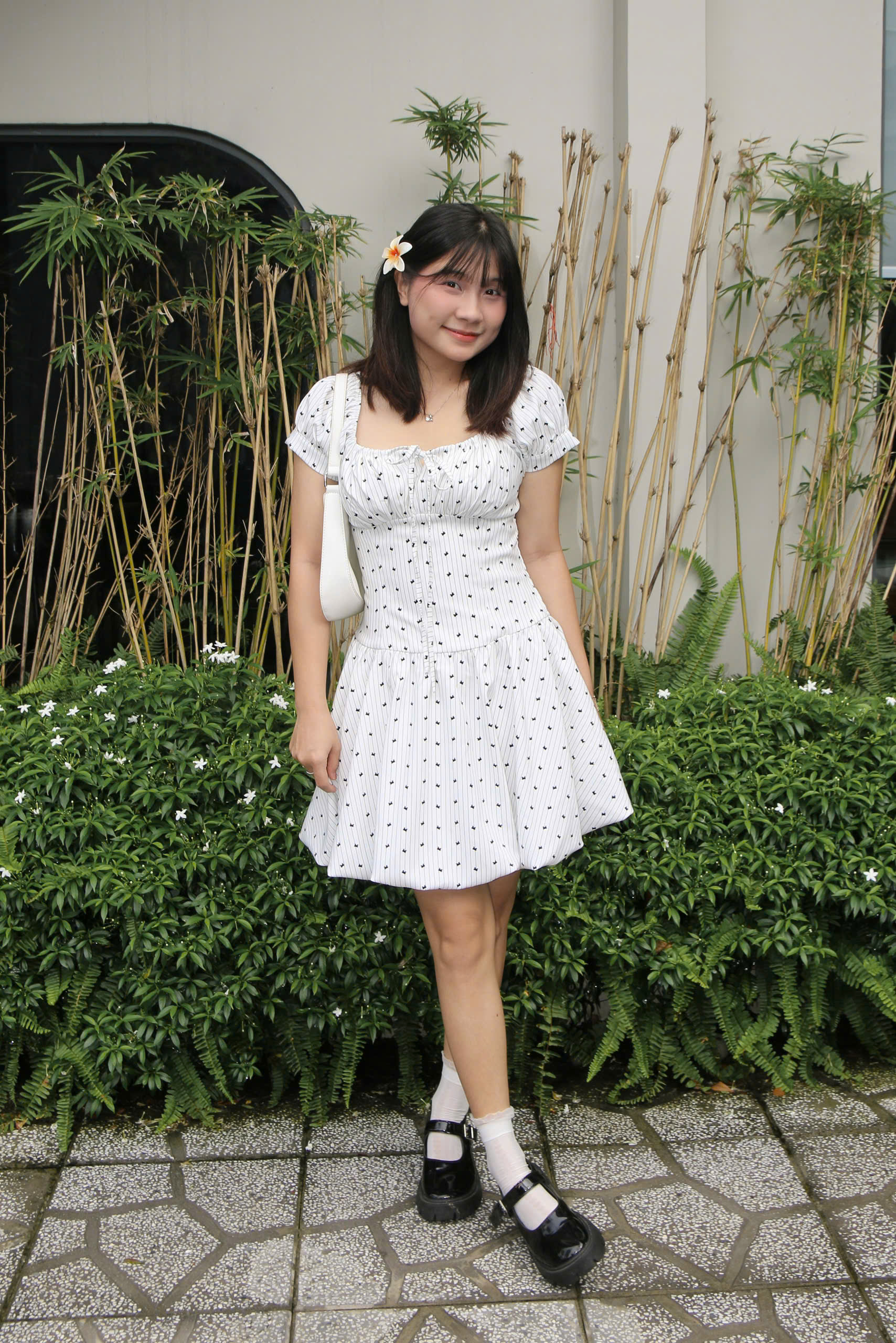 D6152 - D bí buộc nơ ngực