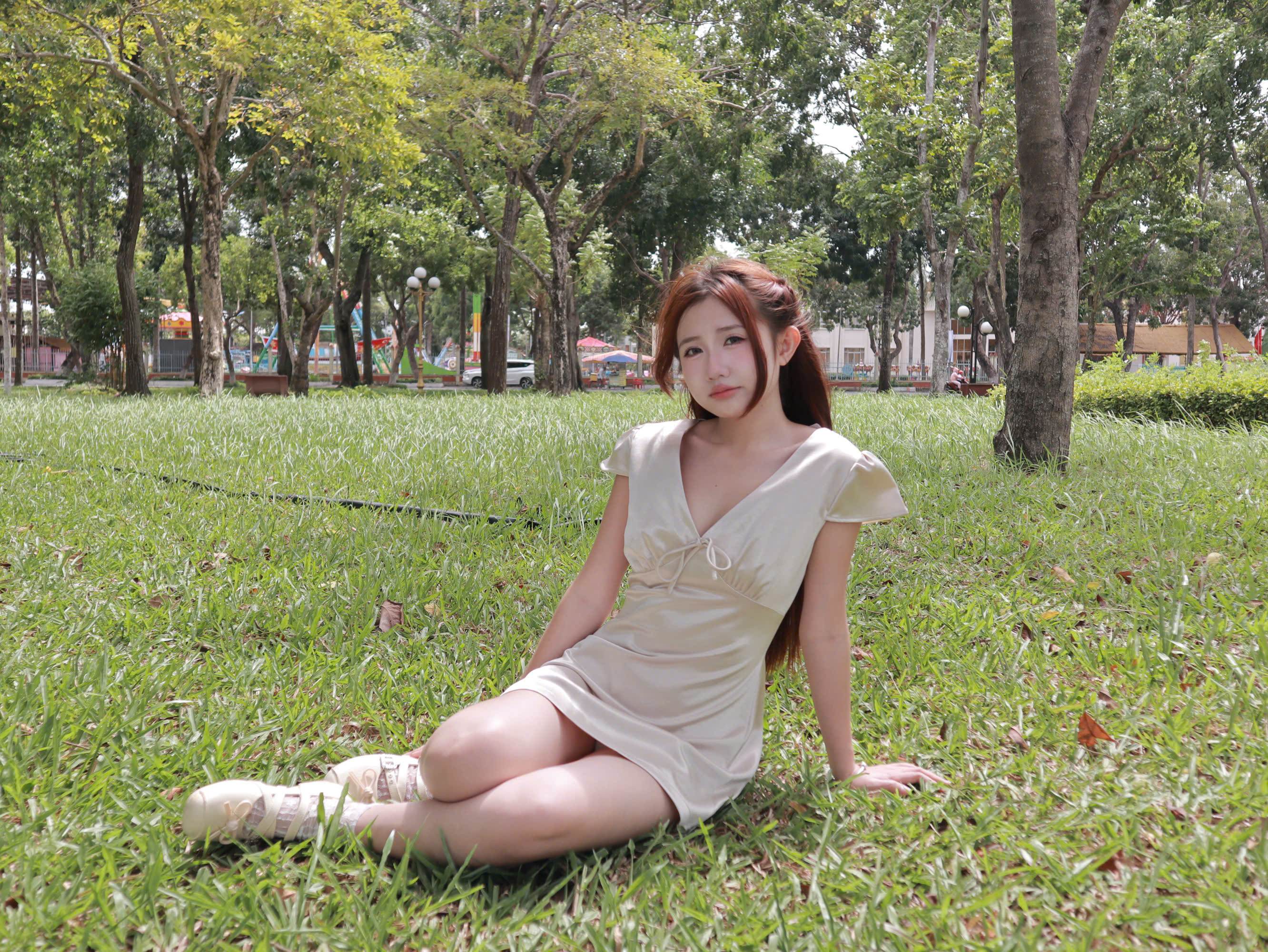 D6290 - Đầm lụa dáng ngắn cổ V đính nơ