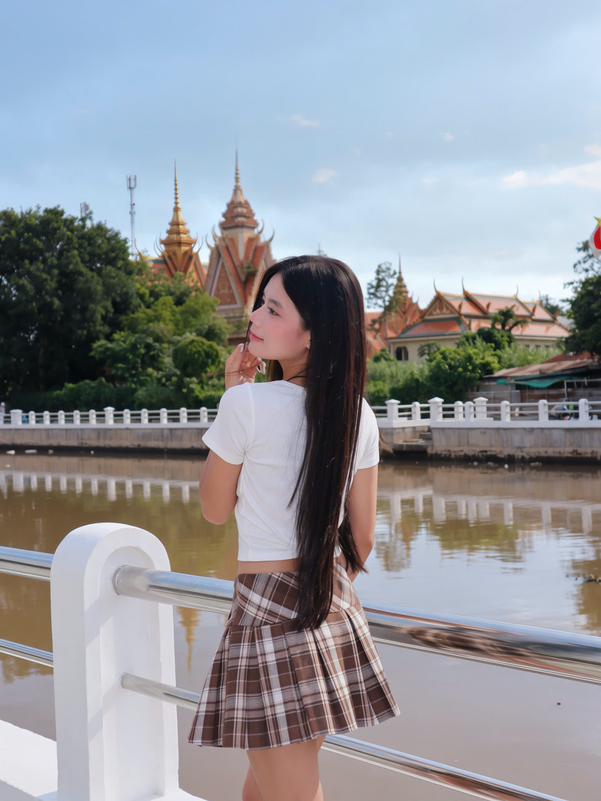 V4134- 	Váy ngắn xếp li caro phối nút