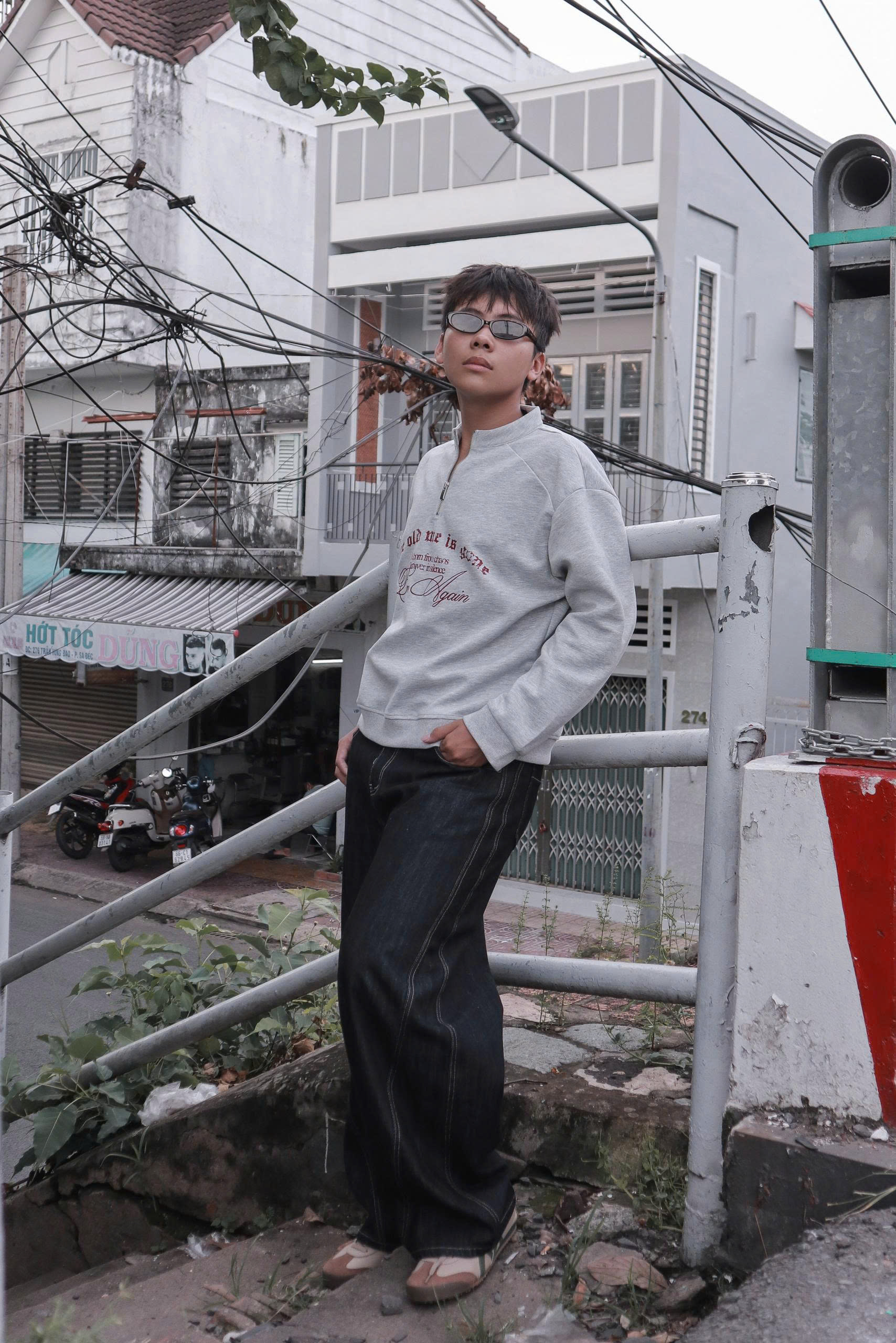 A29955- Áo sweater cổ zip thêu Born Again