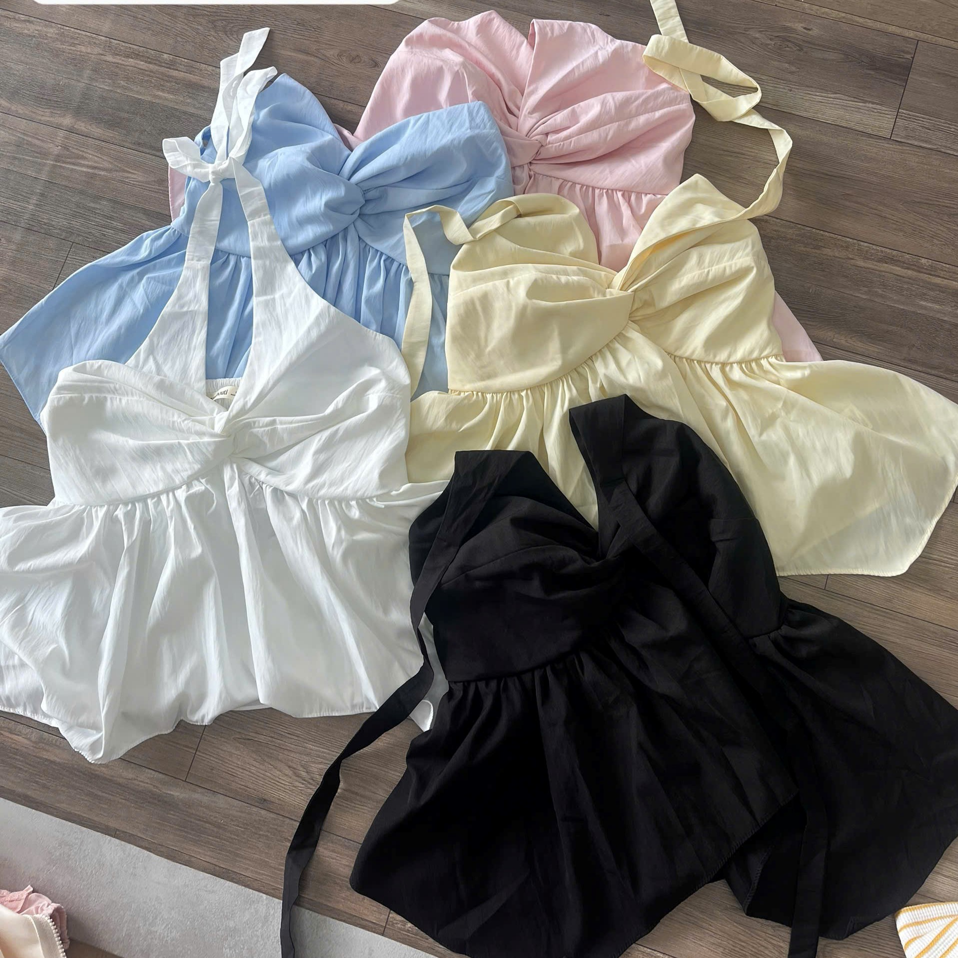 A29733- A yếm xoắn ngực