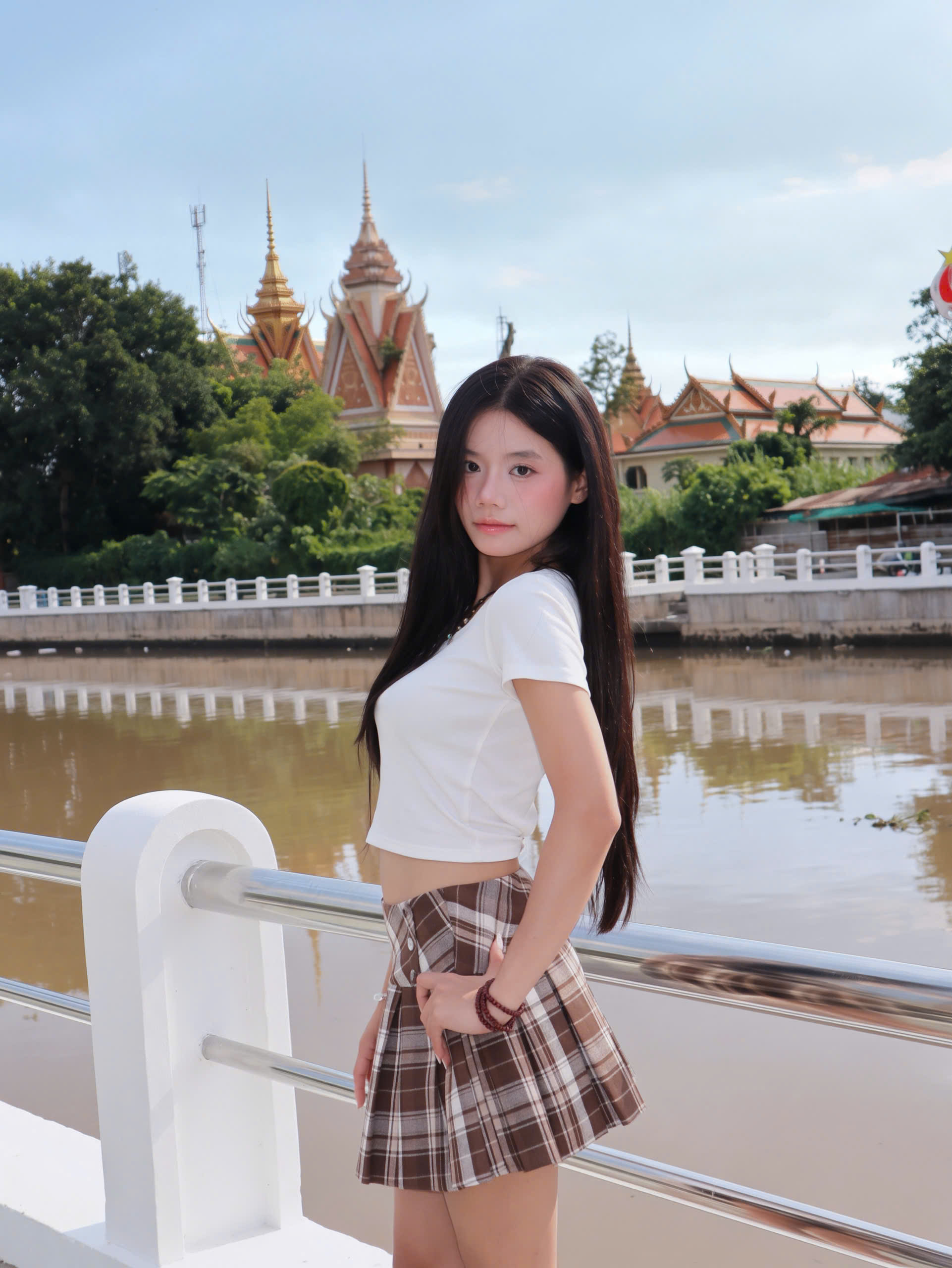 V4134- 	Váy ngắn xếp li caro phối nút