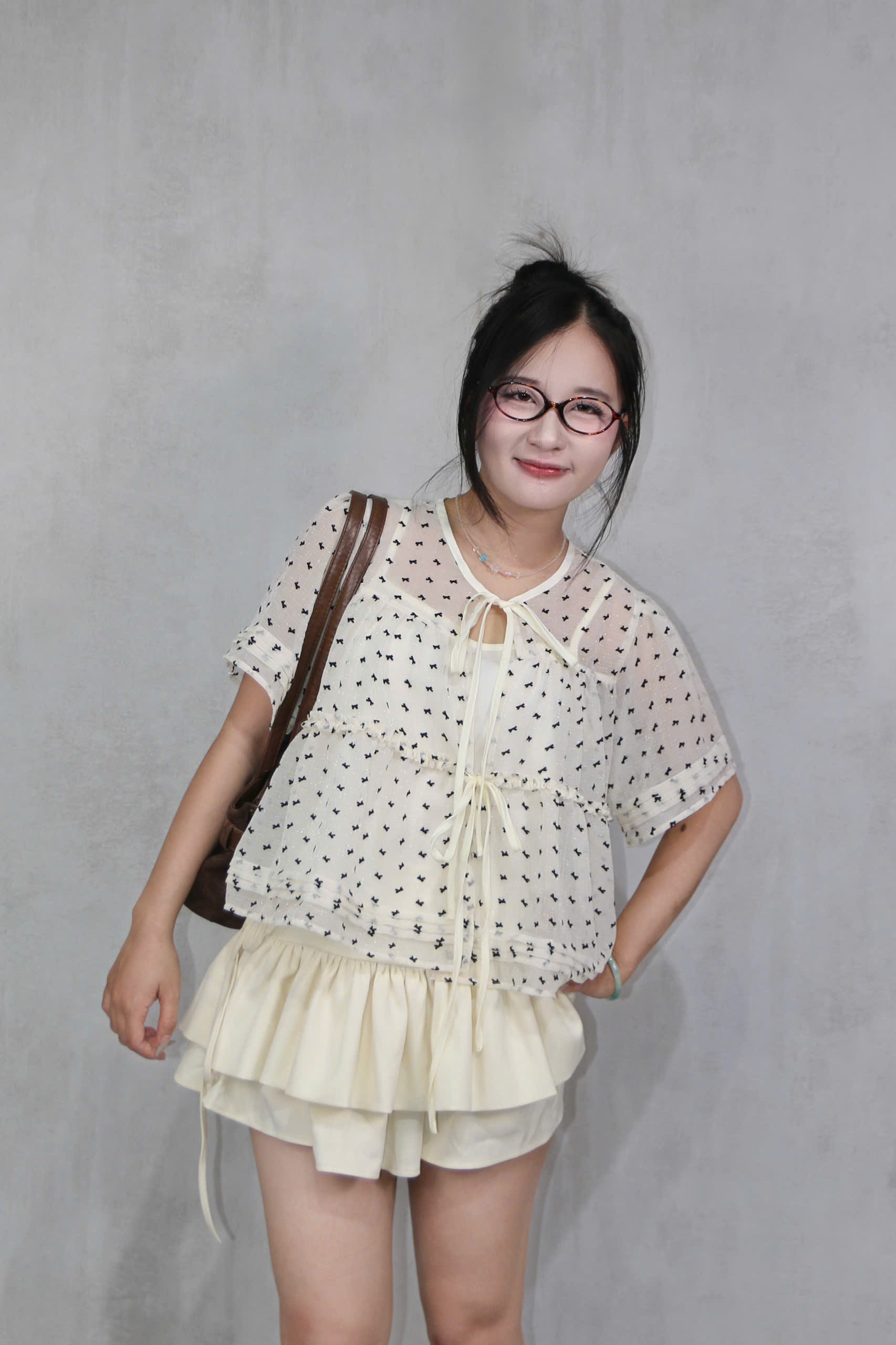 V4085 - 	V ngắn 2 tầng kèm dây lưng