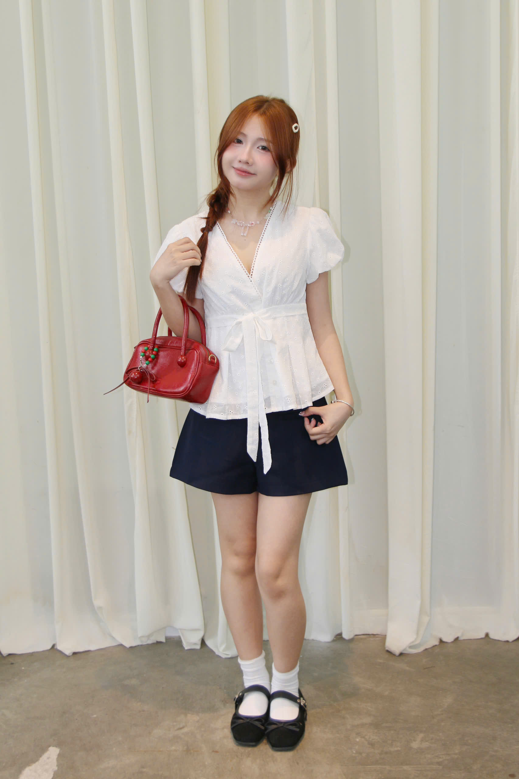 A29988 - Áo cổ V xô thêu hoa tay bi nơ ngực