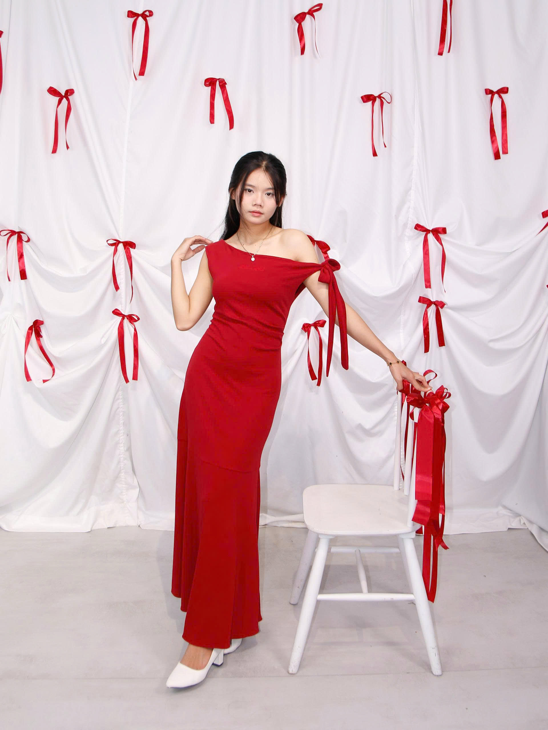 D6136 - D dài trễ vai thêu Palais