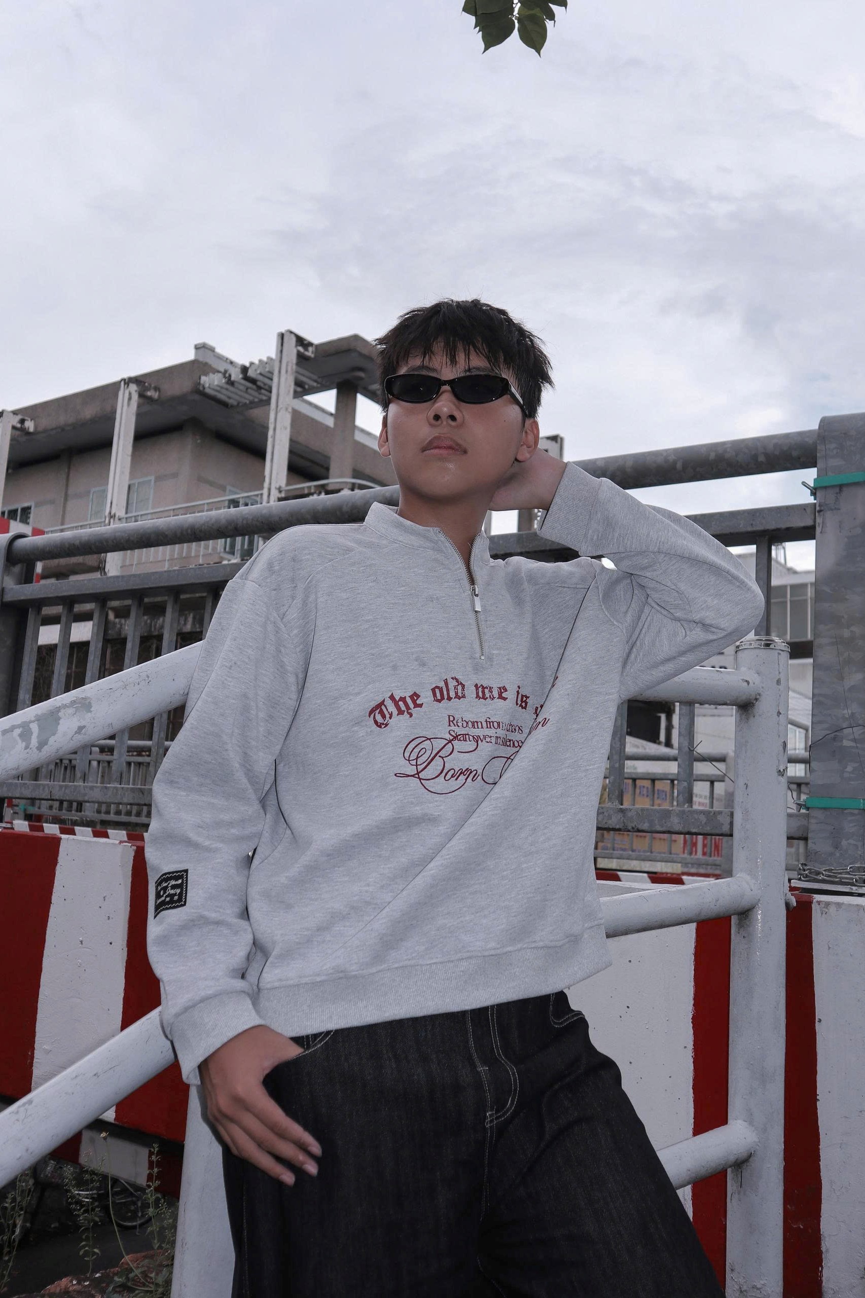 A29955- Áo sweater cổ zip thêu Born Again
