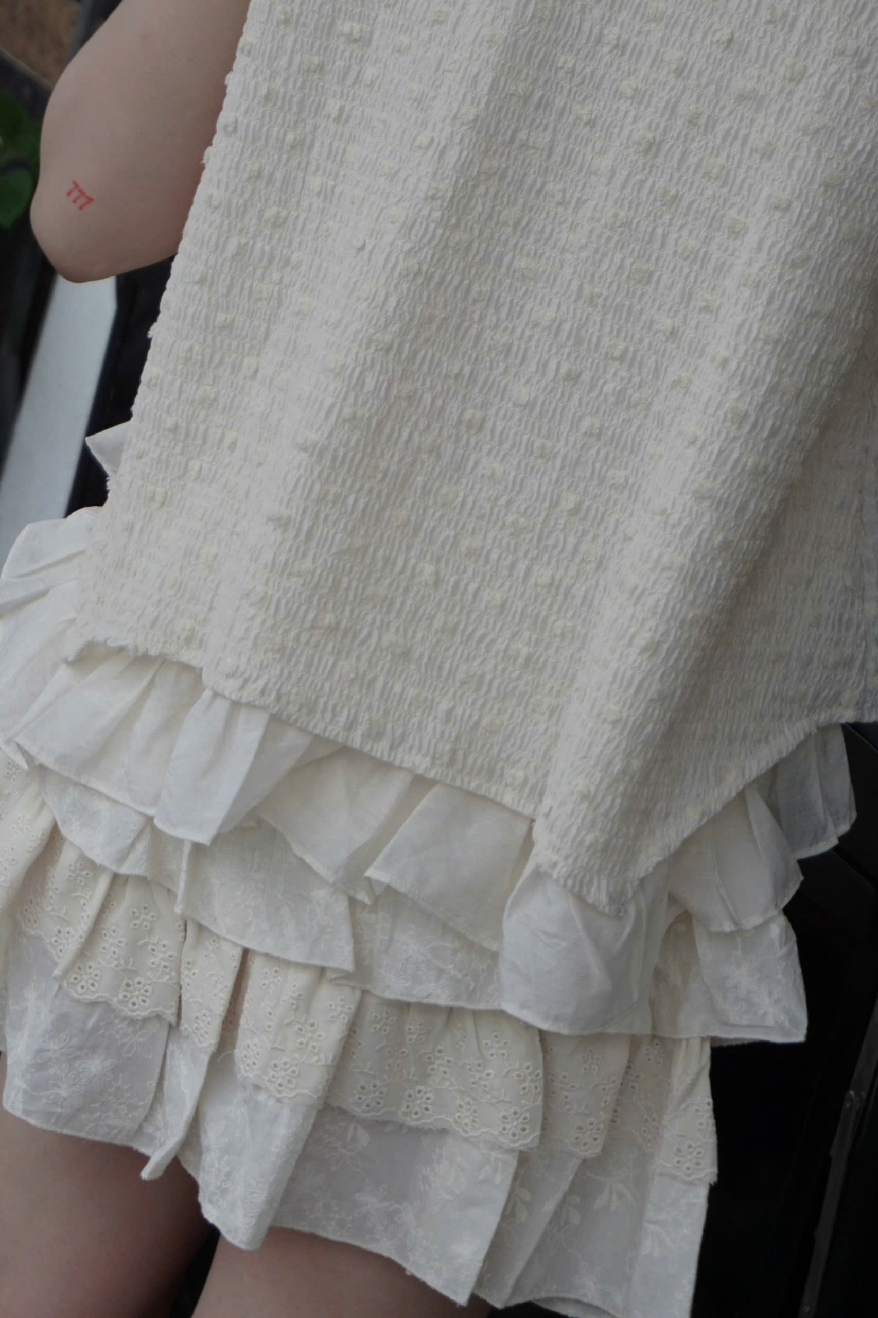 V3996 - V ngắn tầng xô thêu đính nơ