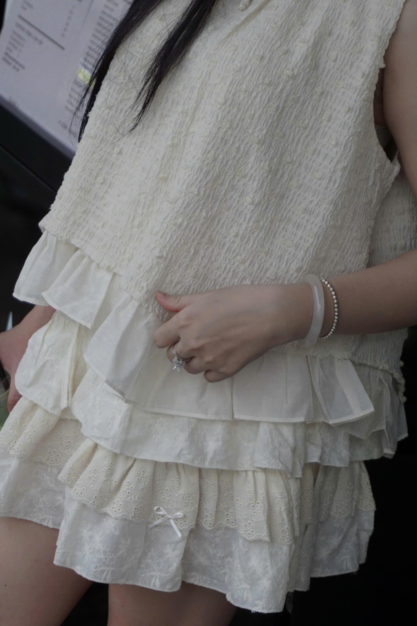 V3996 - V ngắn tầng xô thêu đính nơ