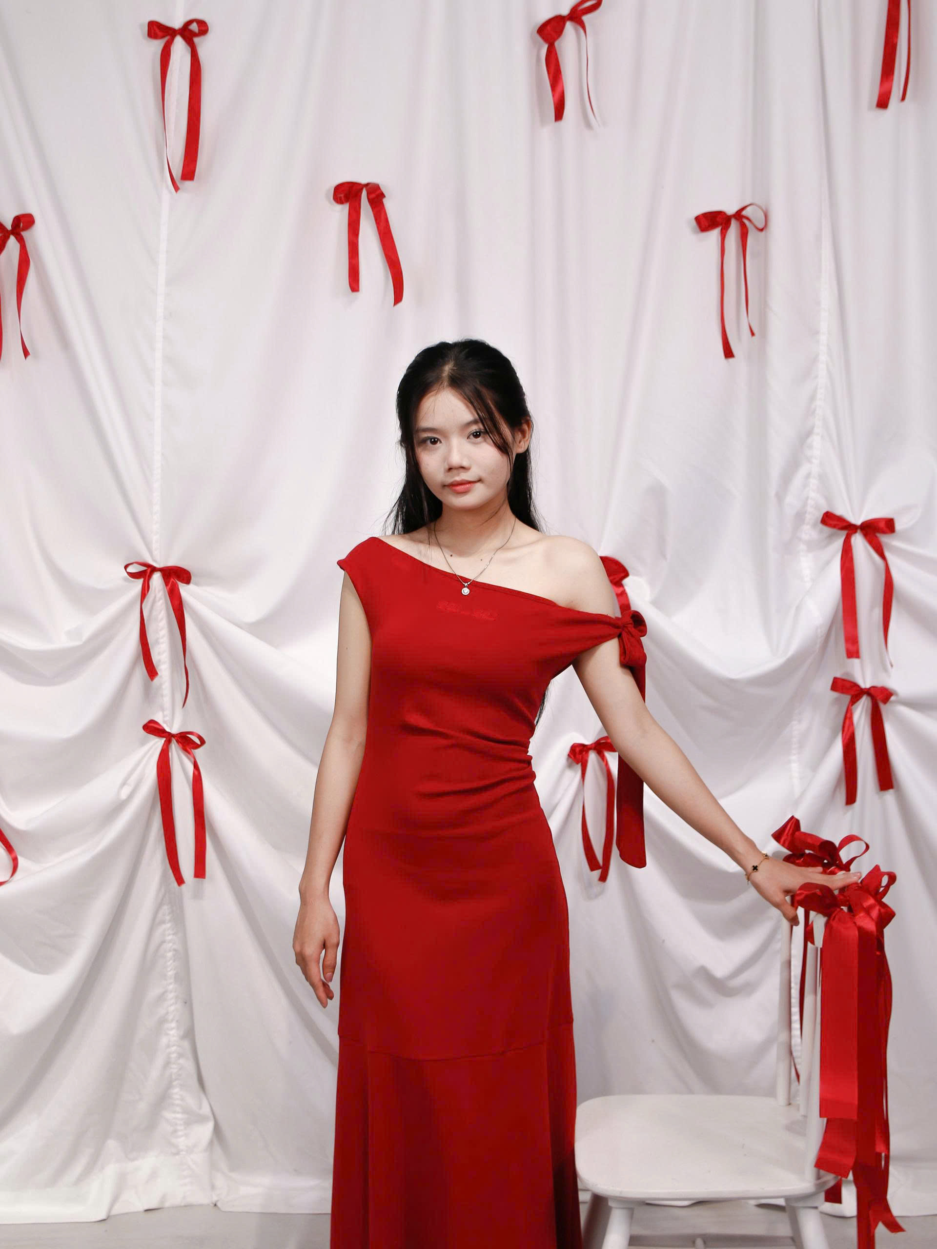 D6136 - D dài trễ vai thêu Palais