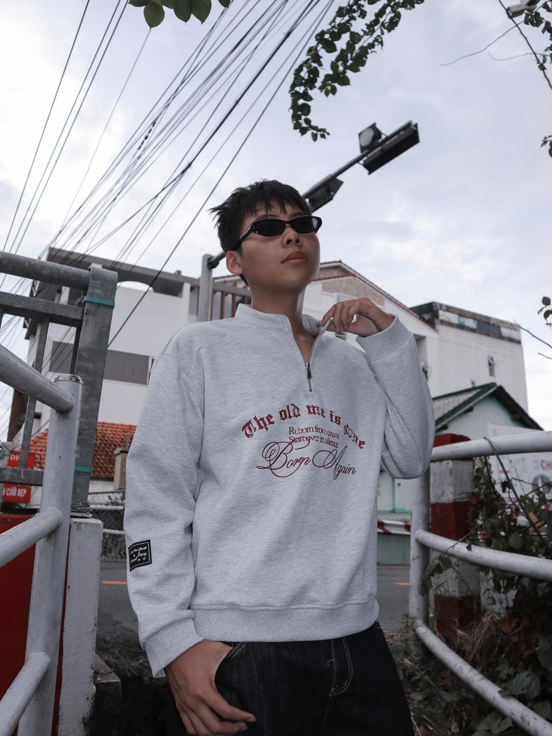 A29955- Áo sweater cổ zip thêu Born Again