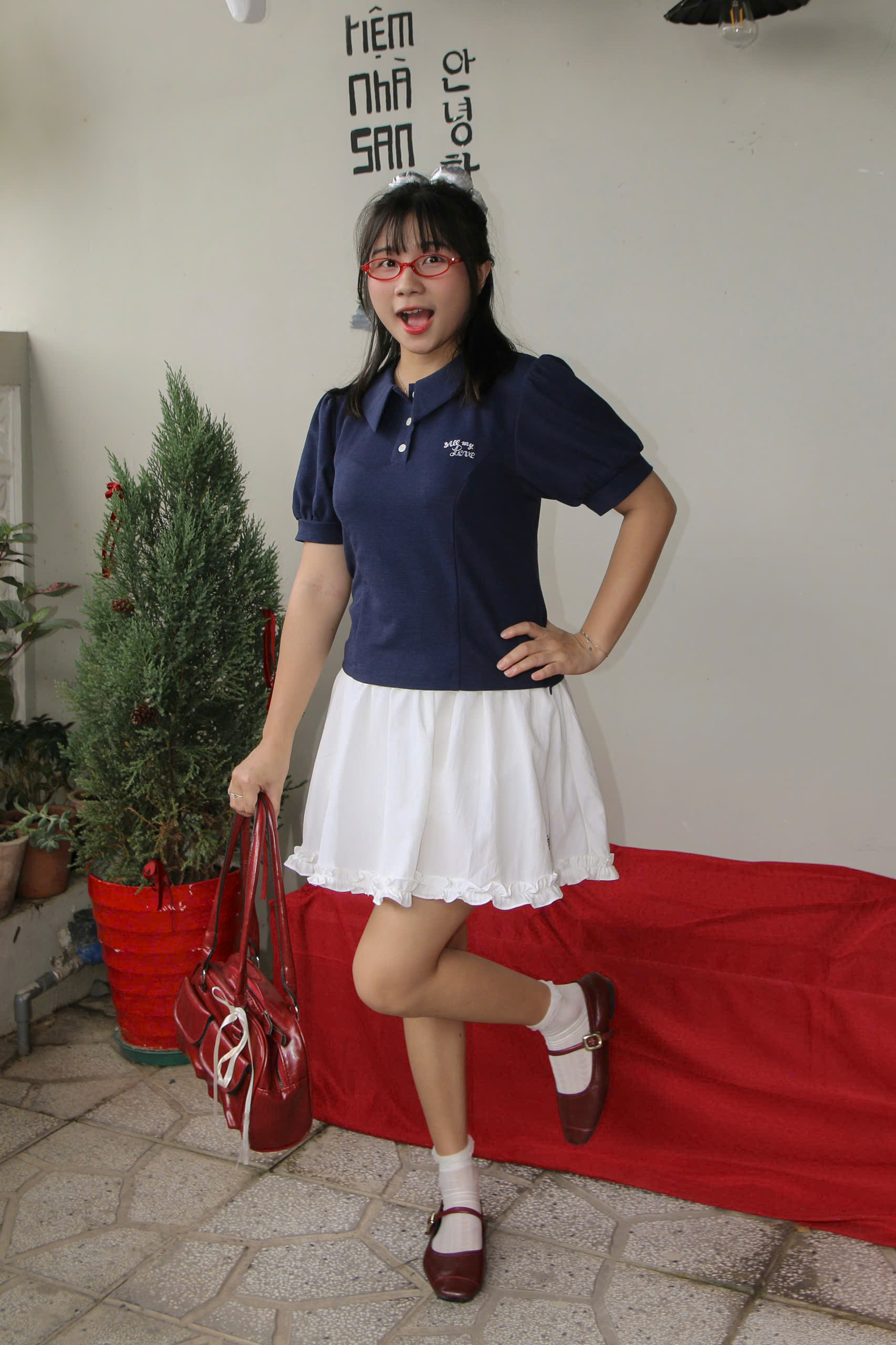 V4012 - V ngắn xòe phối lưng thêu nơ