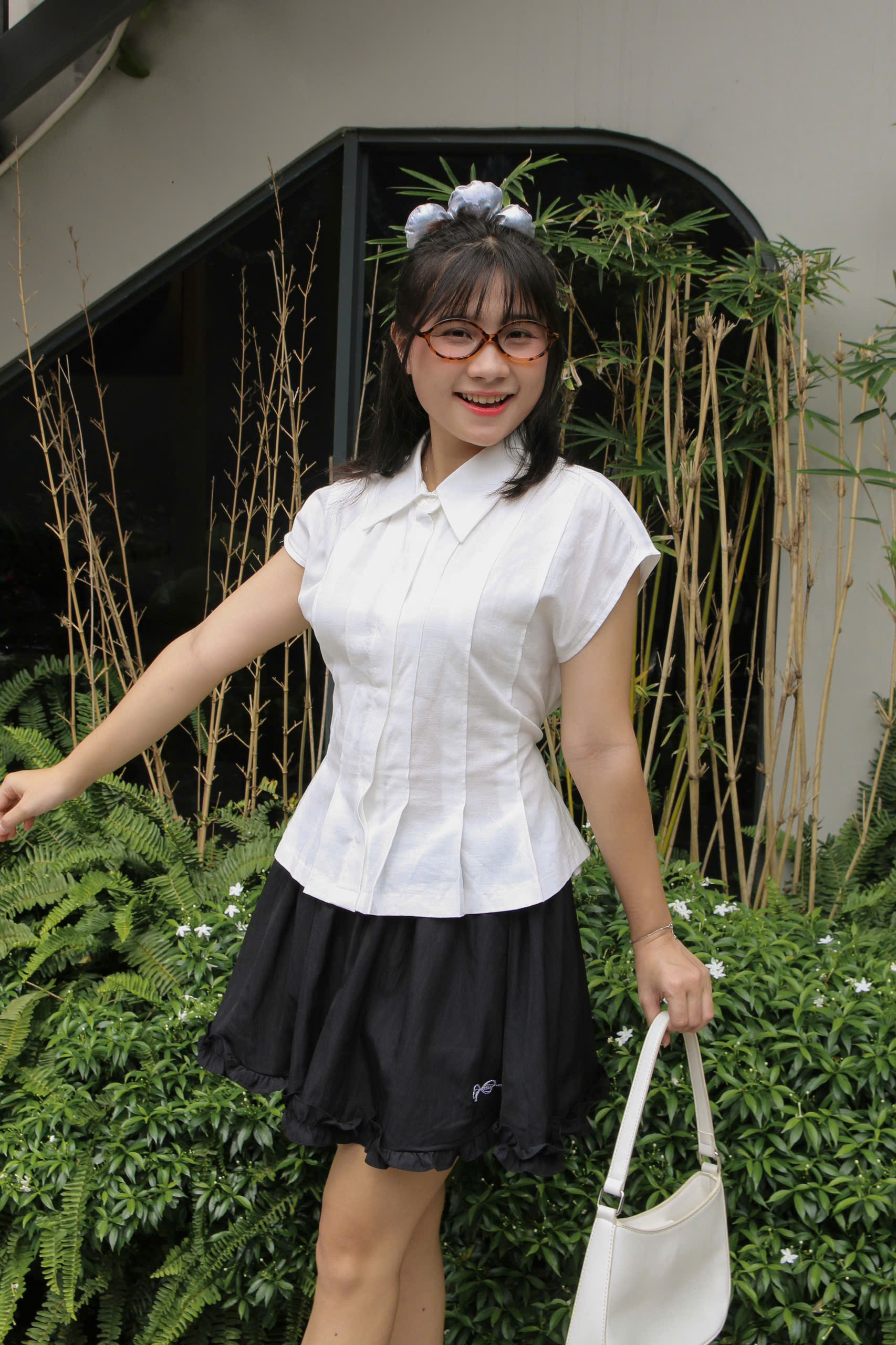 V4012 - V ngắn xòe phối lưng thêu nơ