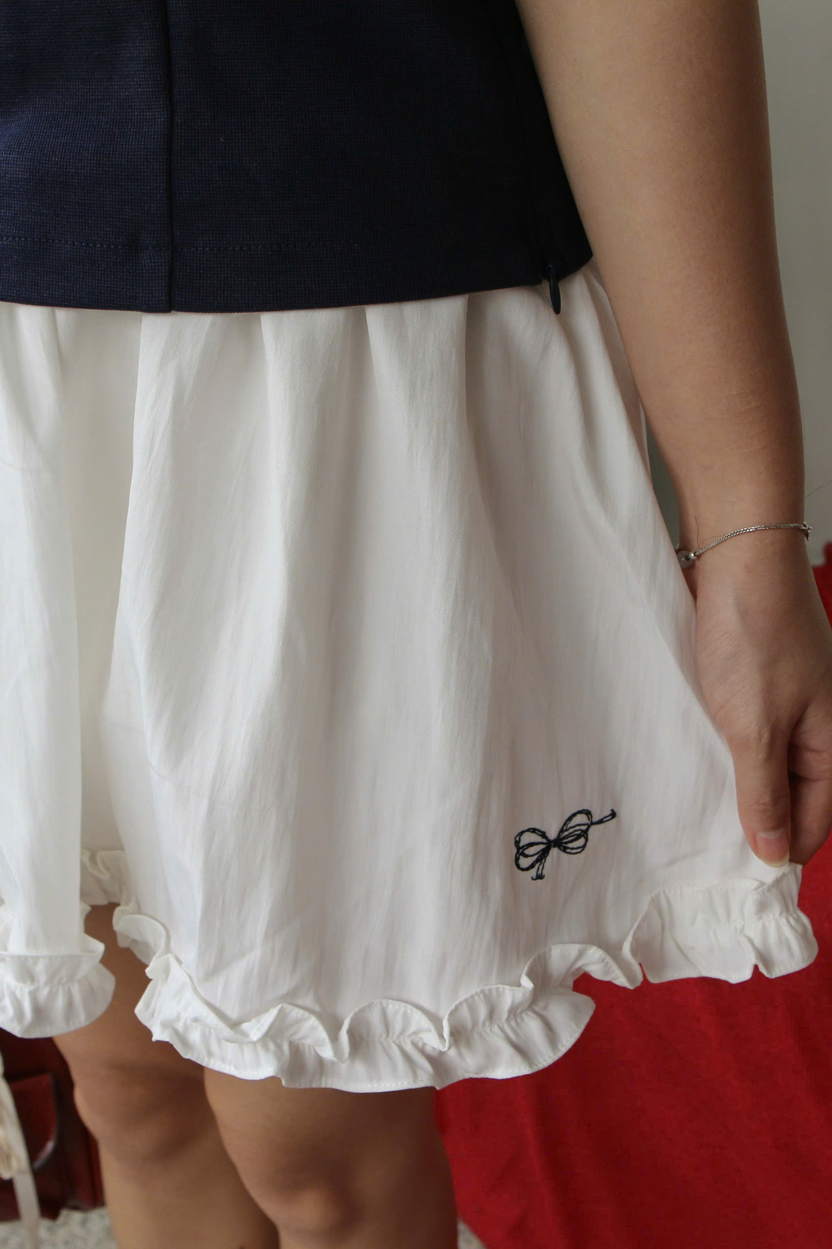 V4012 - V ngắn xòe phối lưng thêu nơ