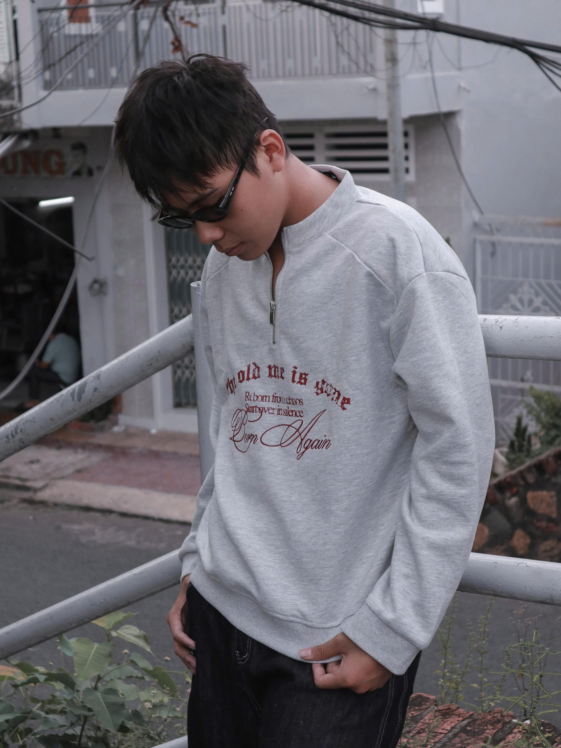 A29955- Áo sweater cổ zip thêu Born Again