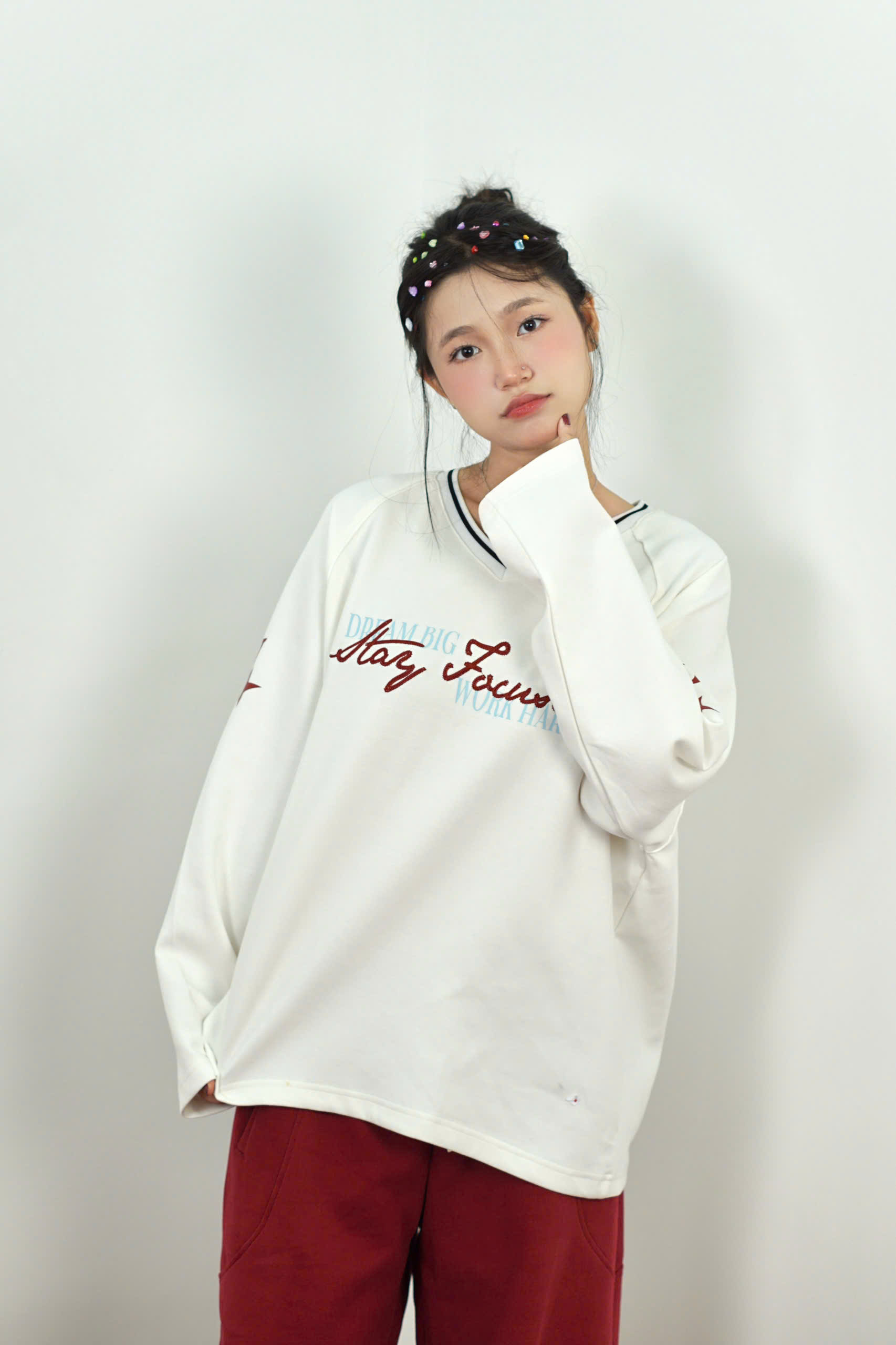 A29993 - Áo sweater thun cổ tim in Stay Focused