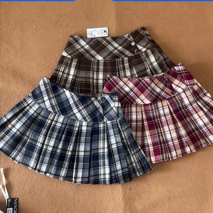 V4134- 	Váy ngắn xếp li caro phối nút