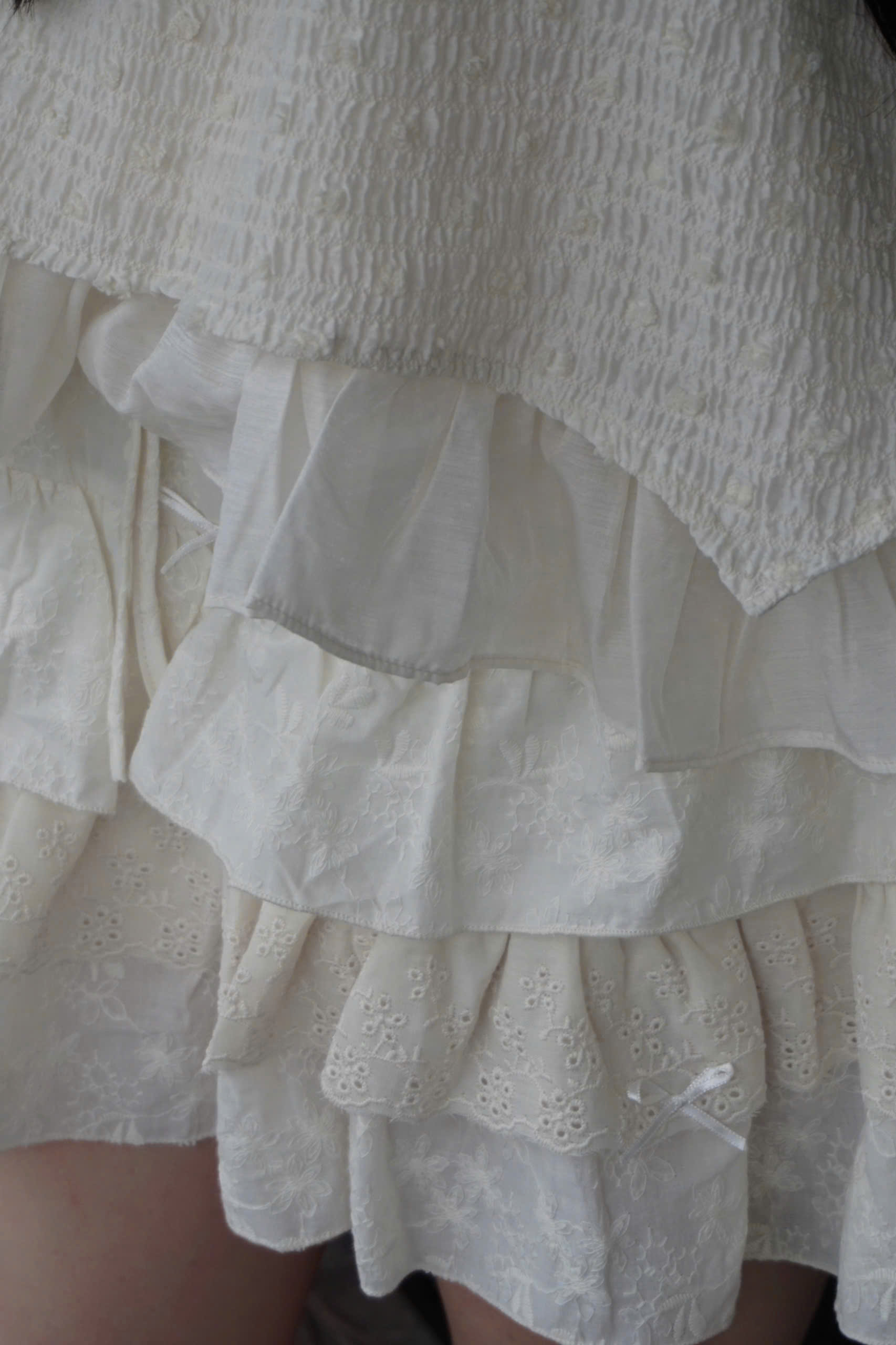 V3996 - V ngắn tầng xô thêu đính nơ