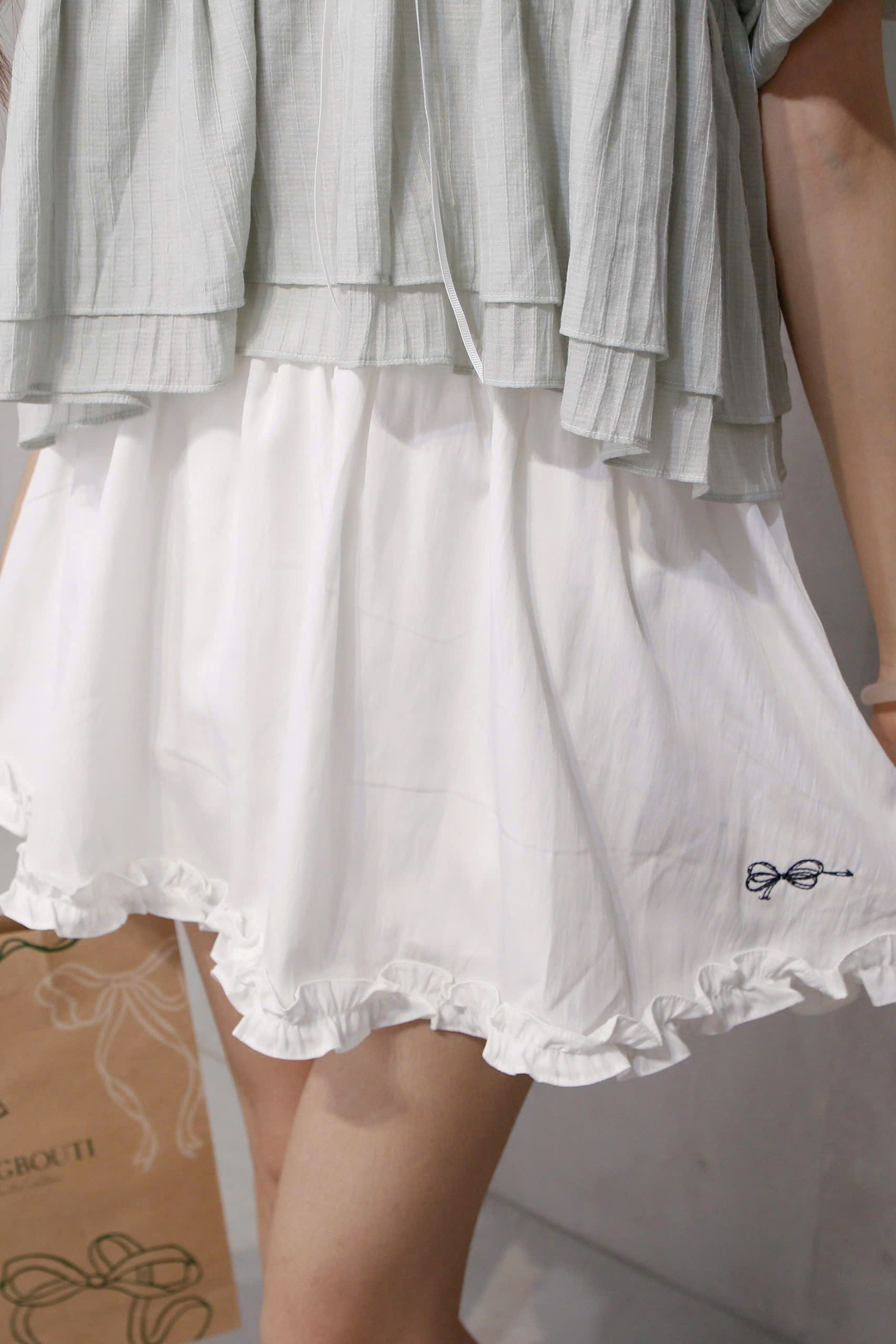 V4012 - V ngắn xòe phối lưng thêu nơ